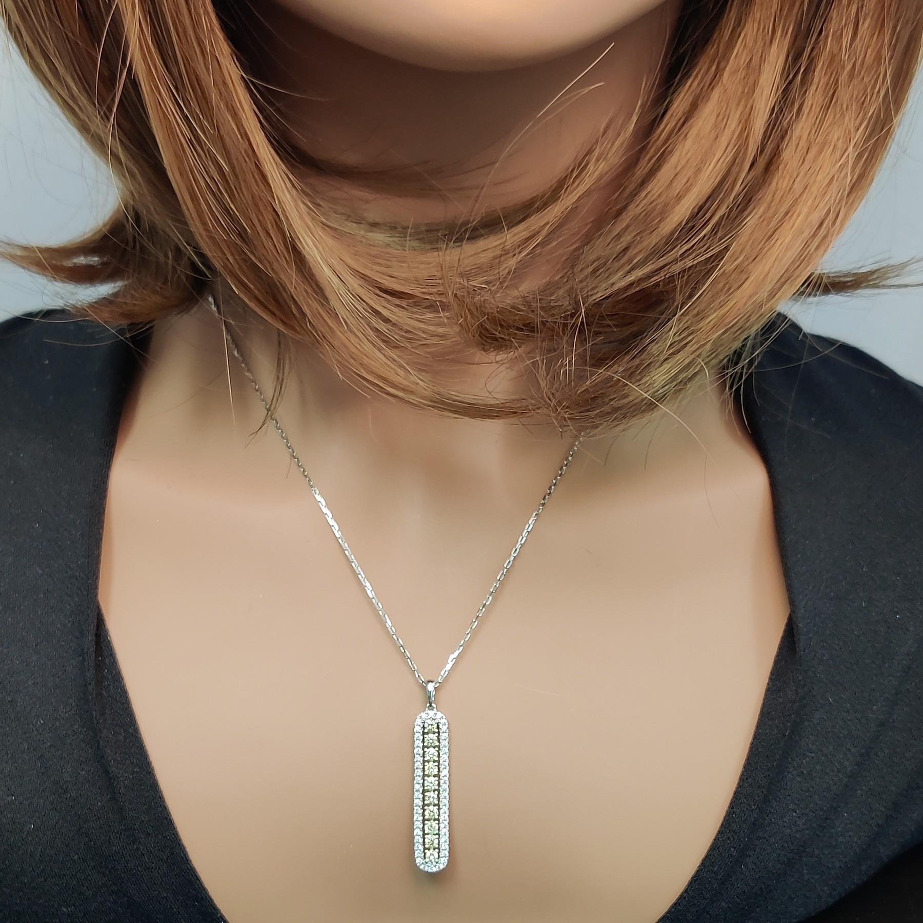 Pendentif en or jaune naturel avec diamants ronds et blancs de 0.47 carat poids total Neuf - En vente à New York, NY