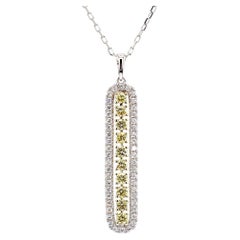 Ciondolo a goccia in oro giallo naturale con diamante bianco e rotondo da 0.47 carati TW