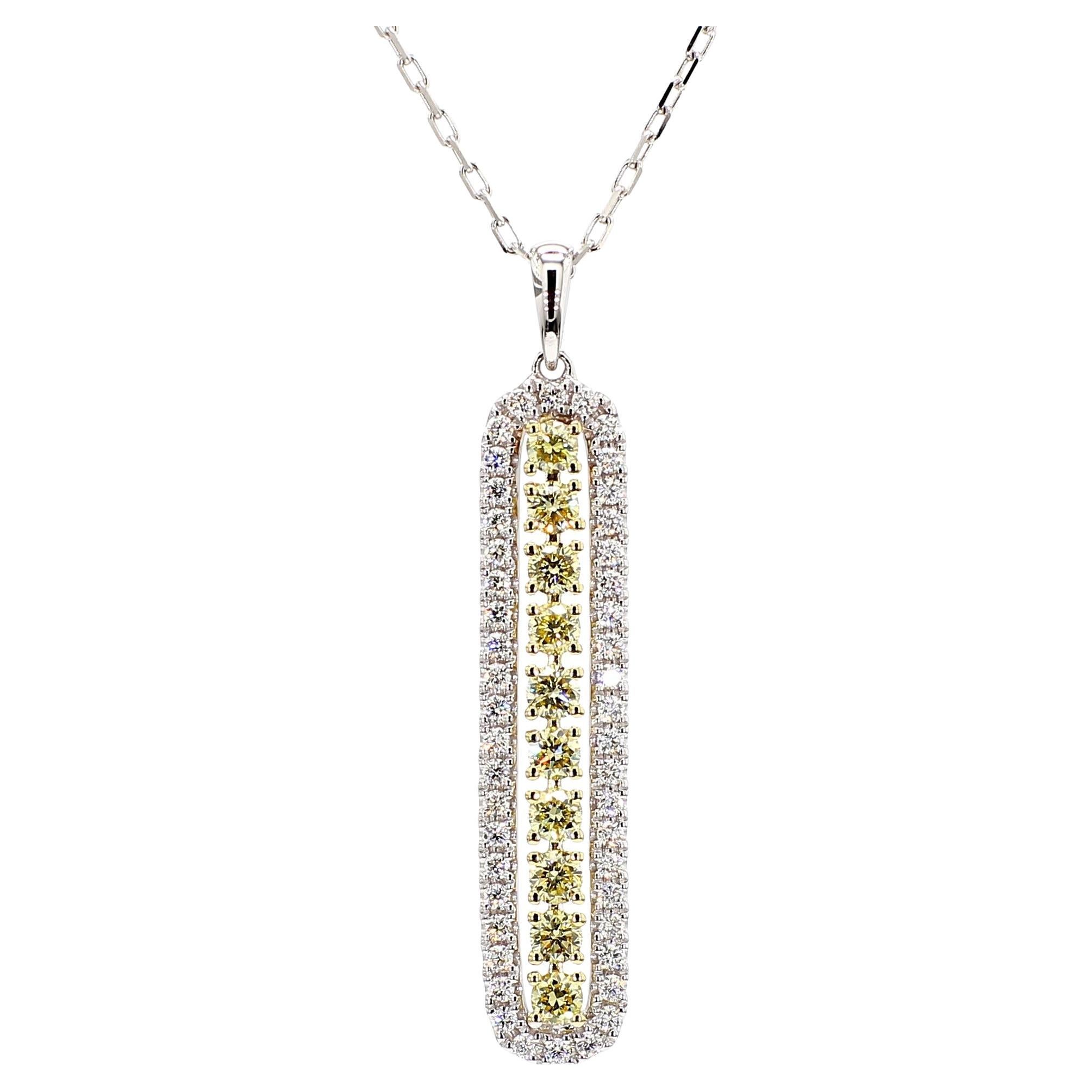Ciondolo a goccia in oro giallo naturale con diamante bianco e rotondo da 0.47 carati TW in vendita
