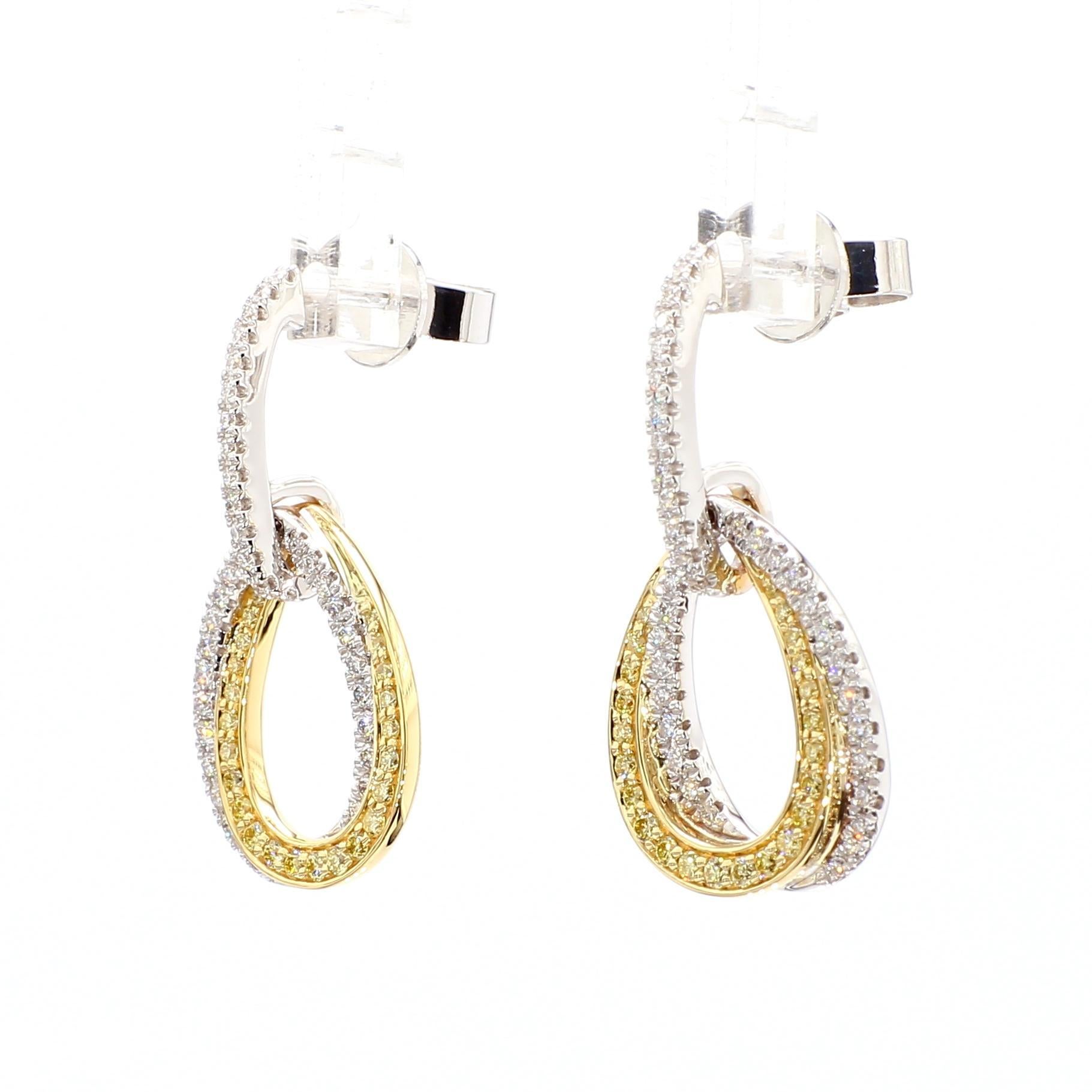 Gli orecchini di diamanti classici di RareGemWorld. Montato in una splendida montatura in oro giallo e bianco 18 carati con diamanti gialli naturali a taglio rotondo e diamanti bianchi naturali a taglio rotondo. Questi orecchini sono garantiti per