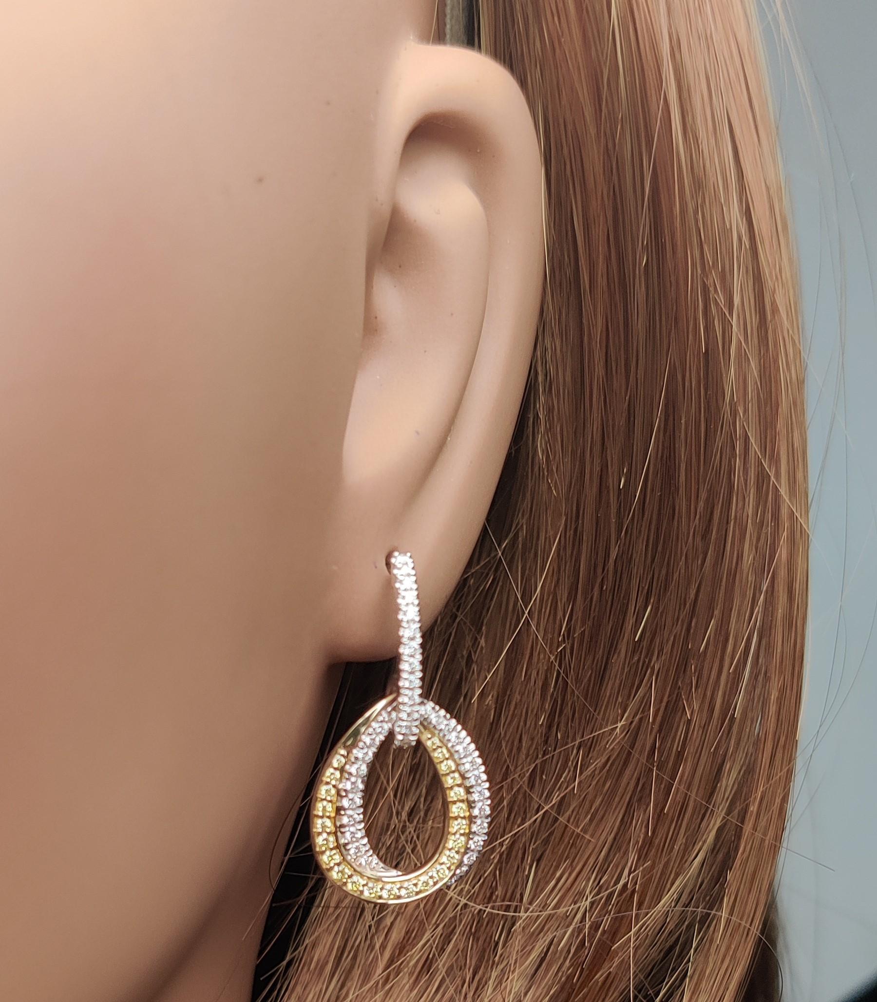 Orecchini a goccia in oro giallo naturale con diamanti bianchi e tondi da 0.79 carati TW In condizioni Nuovo in vendita a New York, NY