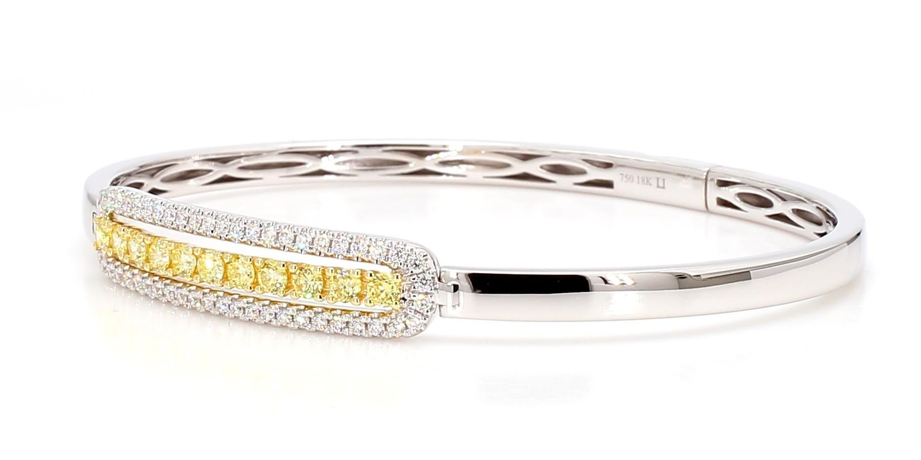 Le magnifique bracelet manchette en diamants de Raregemworld. Monté dans une belle monture en or jaune et blanc 18 carats avec une mêlée de diamants jaunes de taille ronde naturelle complétée par une mêlée de diamants blancs de taille ronde