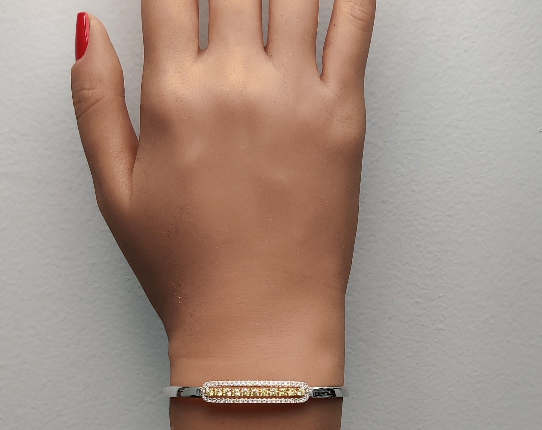 Bracelet manchette en or jaune naturel et diamants blancs de 1.09 carats poids total Neuf - En vente à New York, NY
