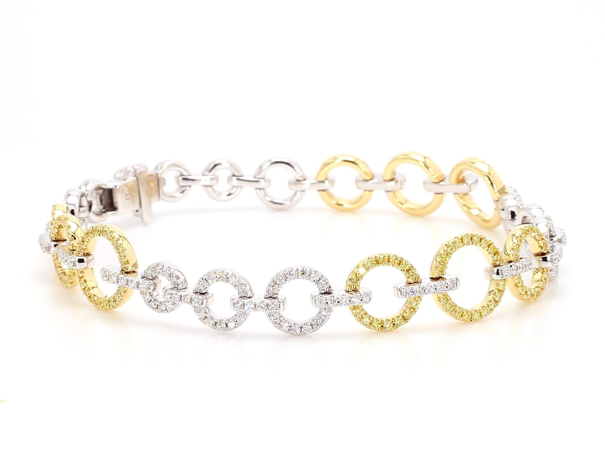 Preciosa pulsera de diamantes de RareGemWorld. Montada en un precioso engaste de oro amarillo y blanco de 18 quilates con melee de diamantes amarillos naturales de talla redonda complementada con melee de diamantes blancos naturales de talla