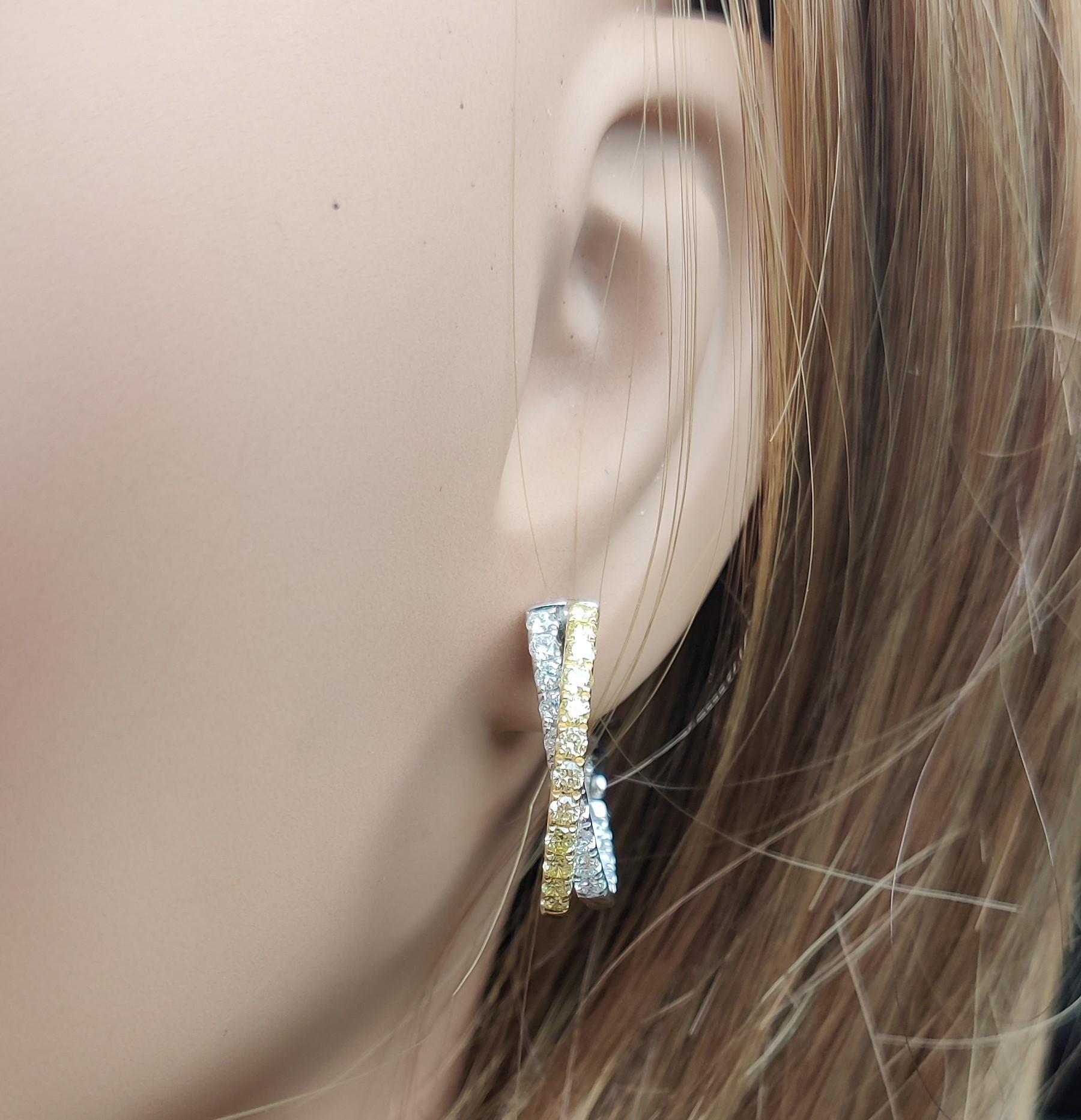 Natürlicher gelber runder und weißer Diamant 1.74 Karat TW Gold Creolen im Zustand „Neu“ im Angebot in New York, NY
