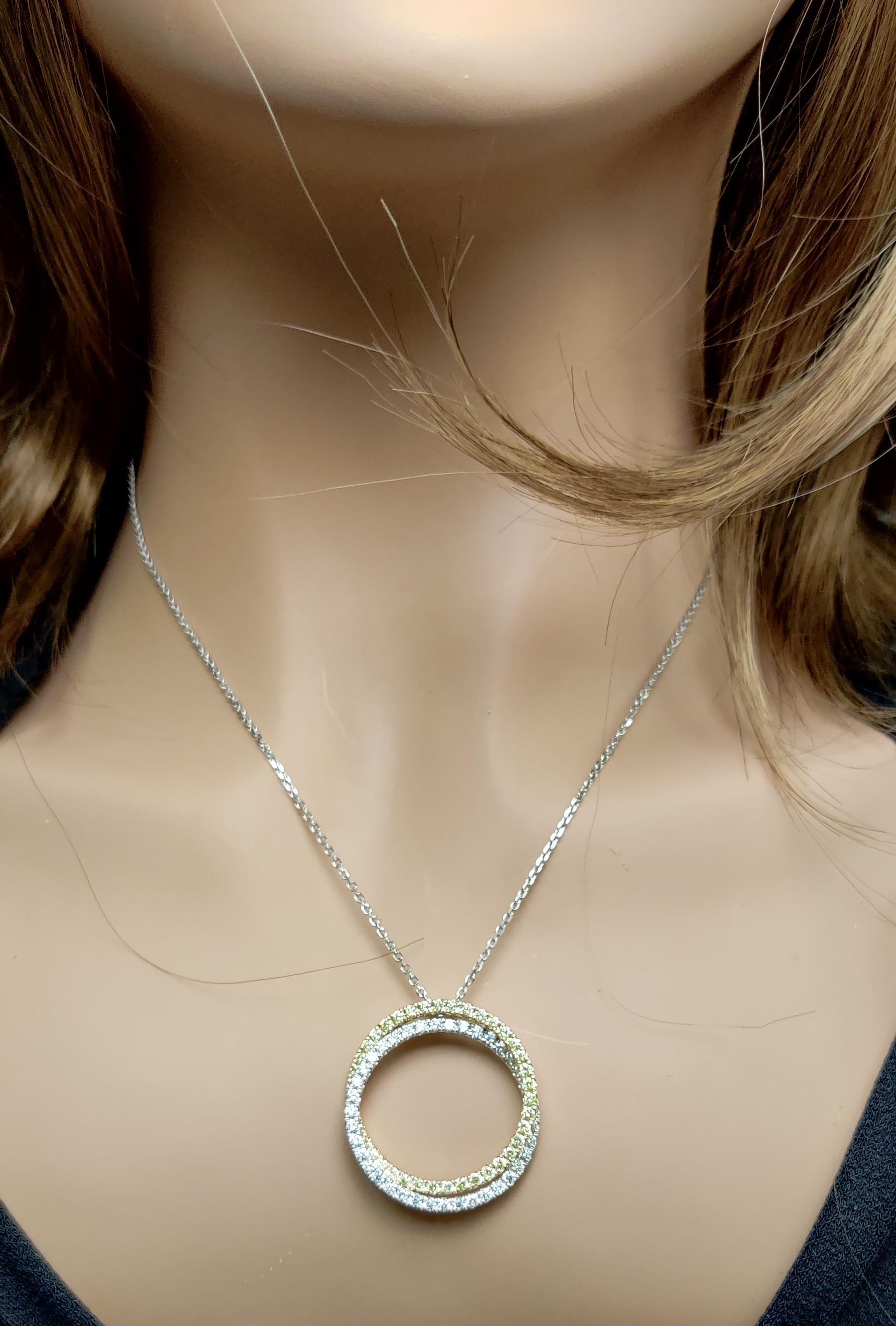Ciondolo a forma di cerchio in oro con diamante giallo naturale e bianco da 1.97 carati TW In condizioni Nuovo in vendita a New York, NY
