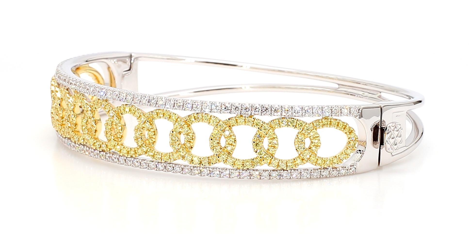 Le magnifique bracelet manchette en diamants de Raregemworld. Monté dans une belle monture en or jaune et blanc 18 carats avec une mêlée de diamants jaunes de taille ronde naturelle complétée par une mêlée de diamants blancs de taille ronde