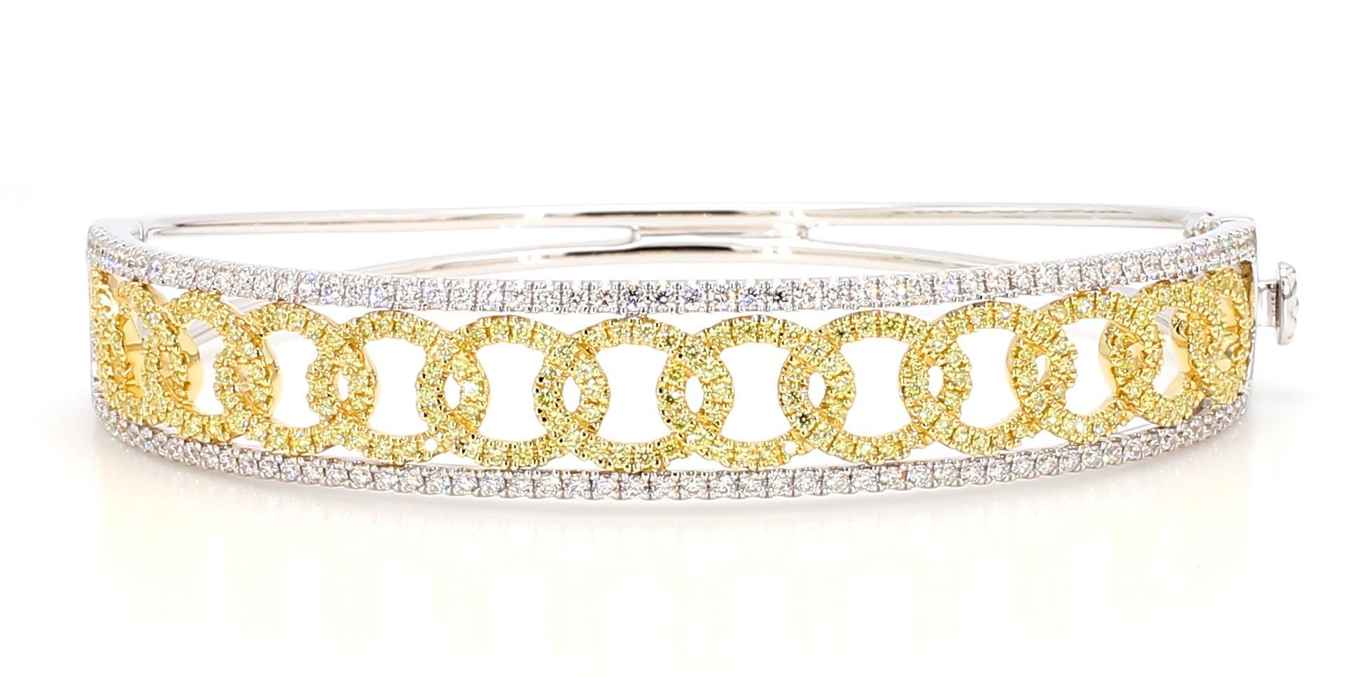 Contemporain Bracelet manchette en or jaune naturel et diamants blancs de 2.06 carats poids total en vente