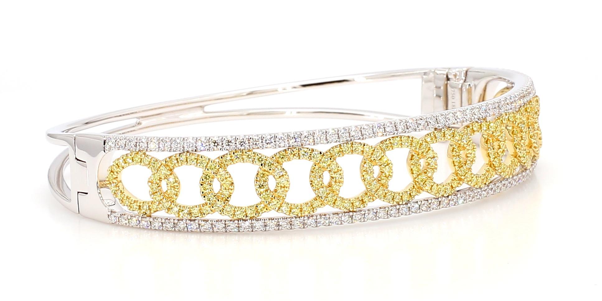 Taille ronde Bracelet manchette en or jaune naturel et diamants blancs de 2.06 carats poids total en vente