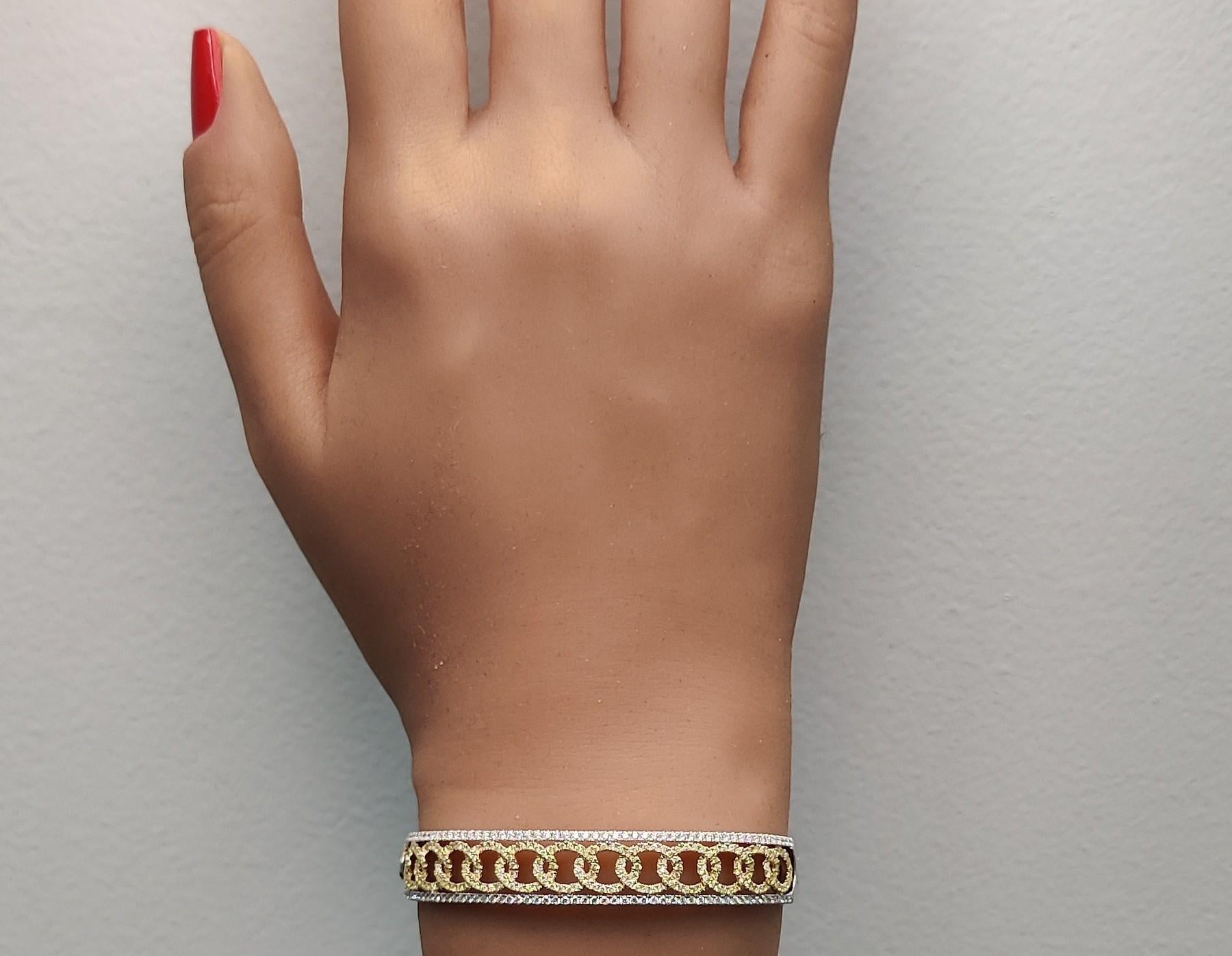 Bracelet manchette en or jaune naturel et diamants blancs de 2.06 carats poids total Neuf - En vente à New York, NY