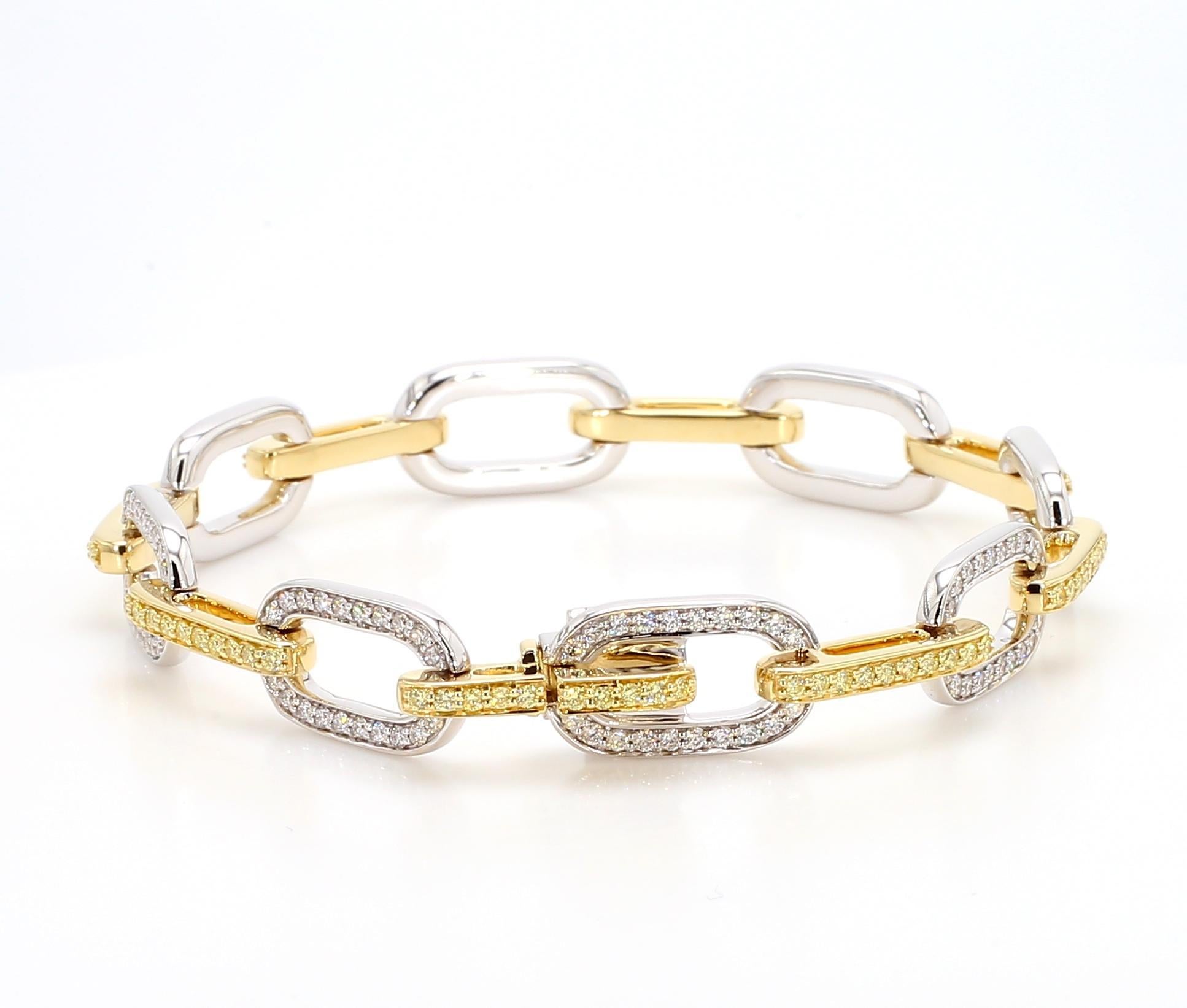 Le magnifique bracelet en diamants de Raregemworld. Monté dans une belle monture en or jaune et blanc 18 carats avec une mêlée de diamants jaunes de taille ronde naturelle complétée par une mêlée de diamants blancs de taille ronde naturelle. Ce