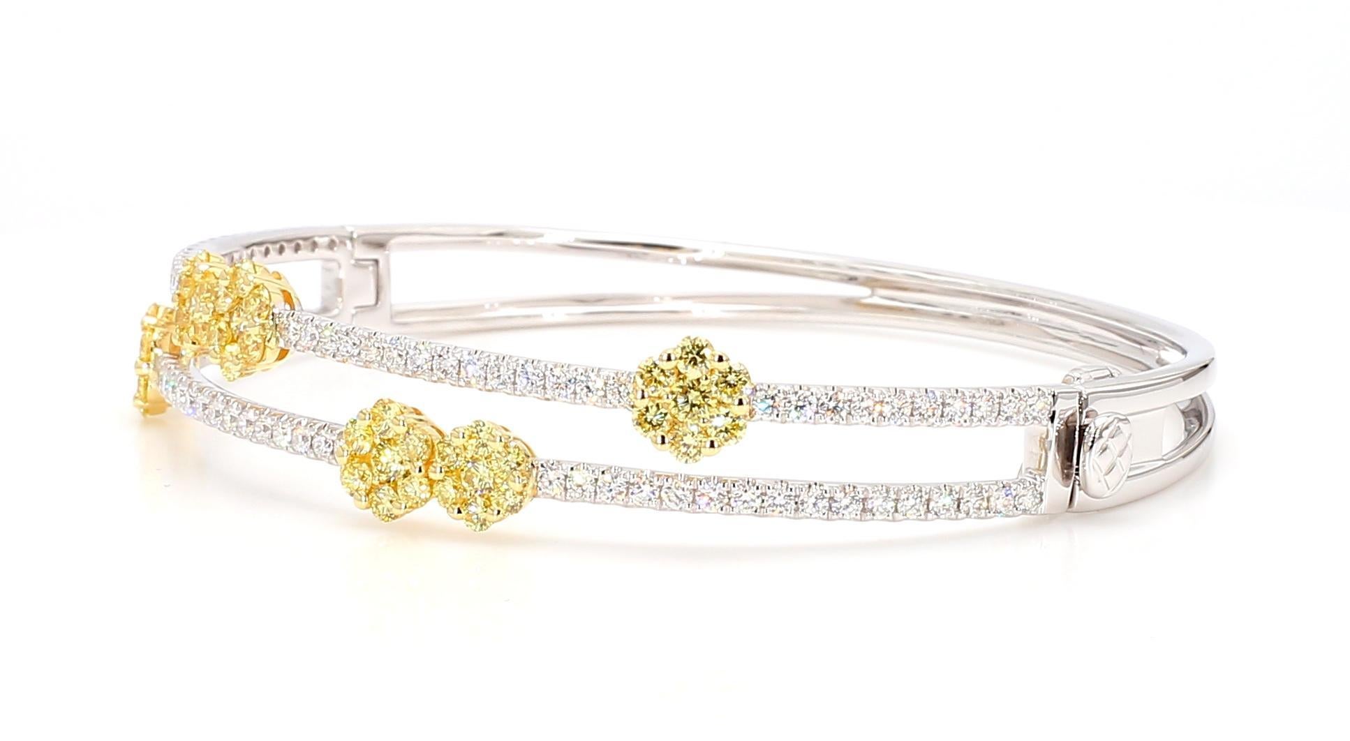 Le magnifique bracelet manchette en diamants de Raregemworld. Monté dans une belle monture en or jaune et blanc 18 carats avec une mêlée de diamants jaunes de taille ronde naturelle complétée par une mêlée de diamants blancs de taille ronde