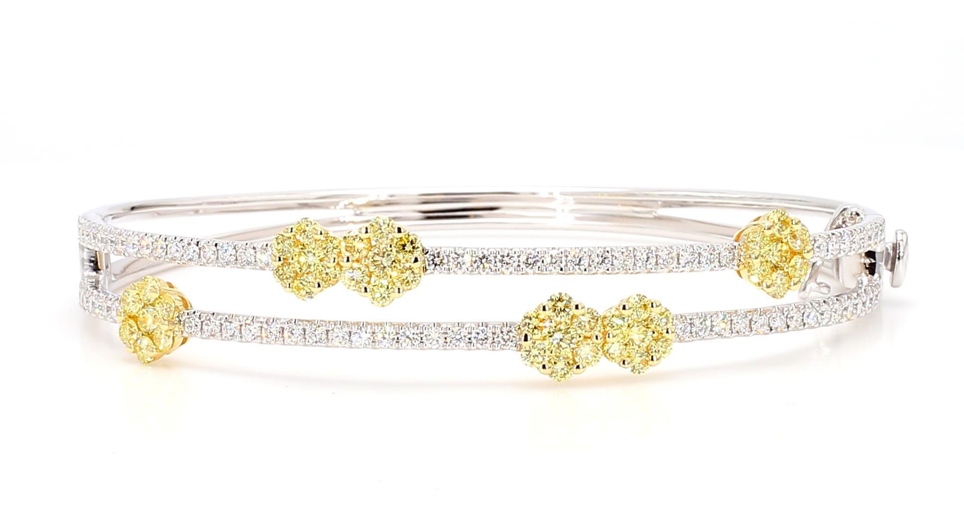 Contemporain Bracelet manchette en or jaune naturel et diamants blancs de 2.49 carats poids total en vente