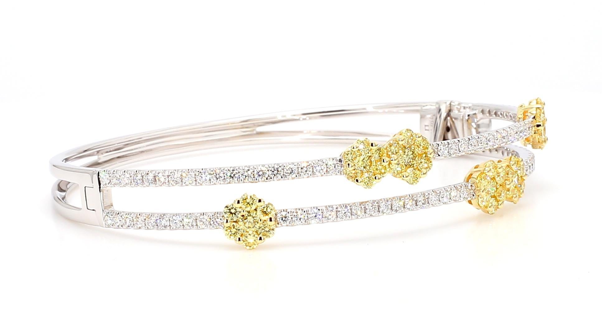 Taille ronde Bracelet manchette en or jaune naturel et diamants blancs de 2.49 carats poids total en vente