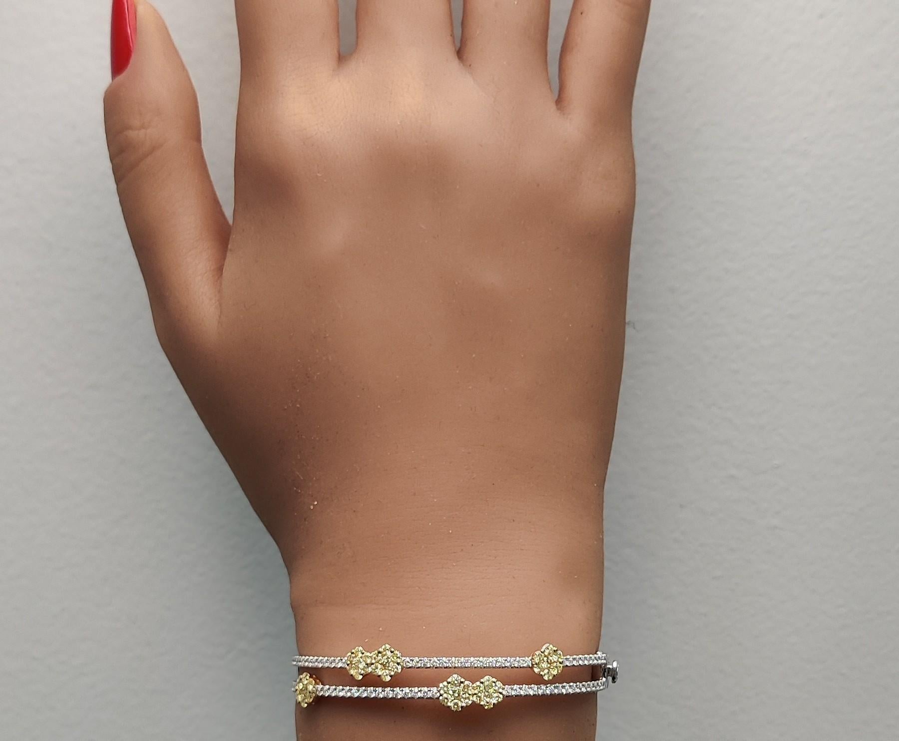 Bracelet manchette en or jaune naturel et diamants blancs de 2.49 carats poids total Neuf - En vente à New York, NY