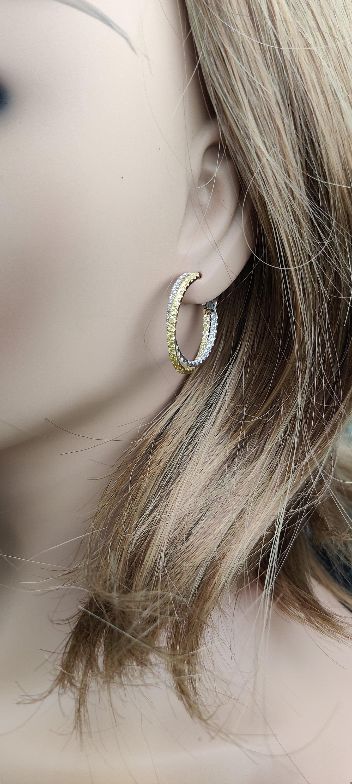 Contemporain Boucles d'oreilles en or ornées de diamants blancs et ronds de couleur naturelle jaune 2.60 carat TW en vente
