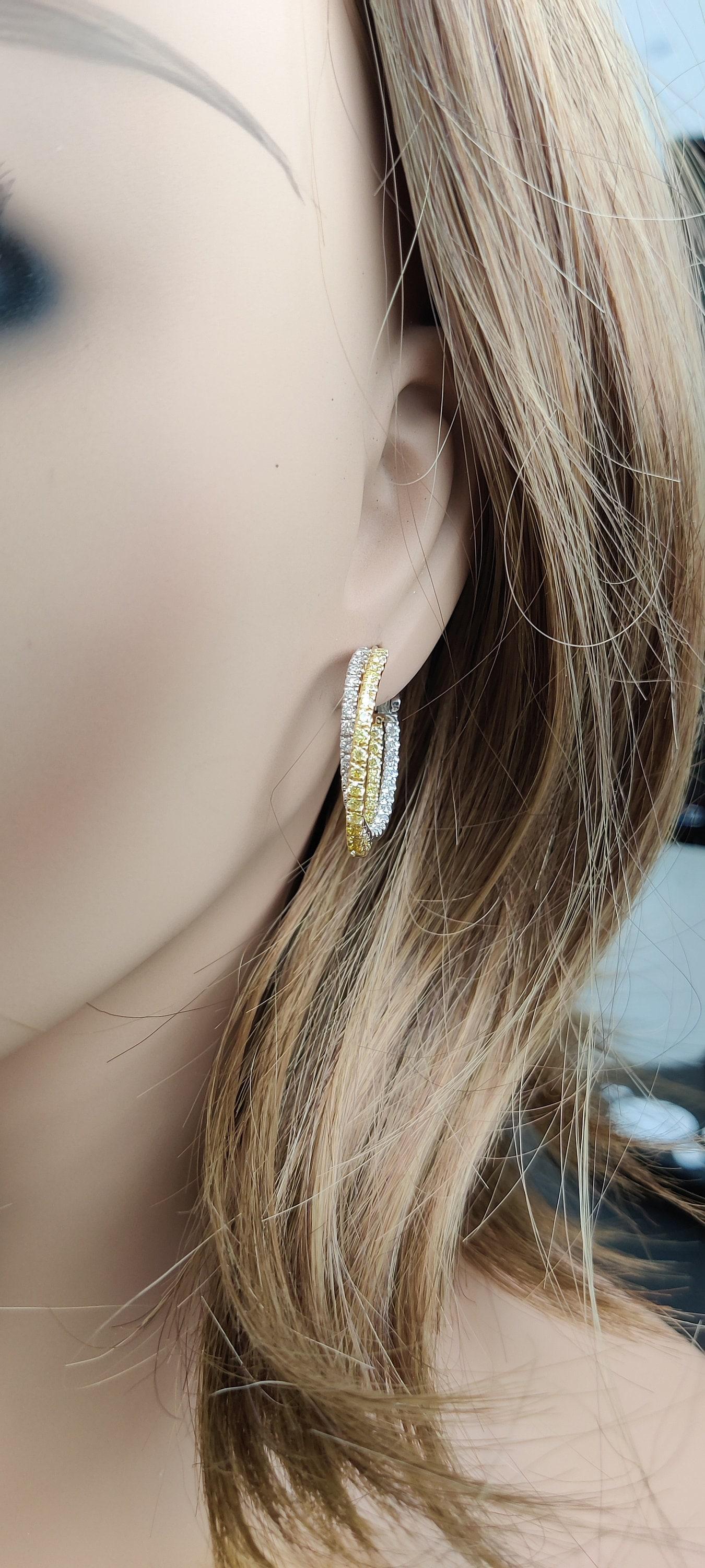 Taille ronde Boucles d'oreilles en or ornées de diamants blancs et ronds de couleur naturelle jaune 2.60 carat TW en vente
