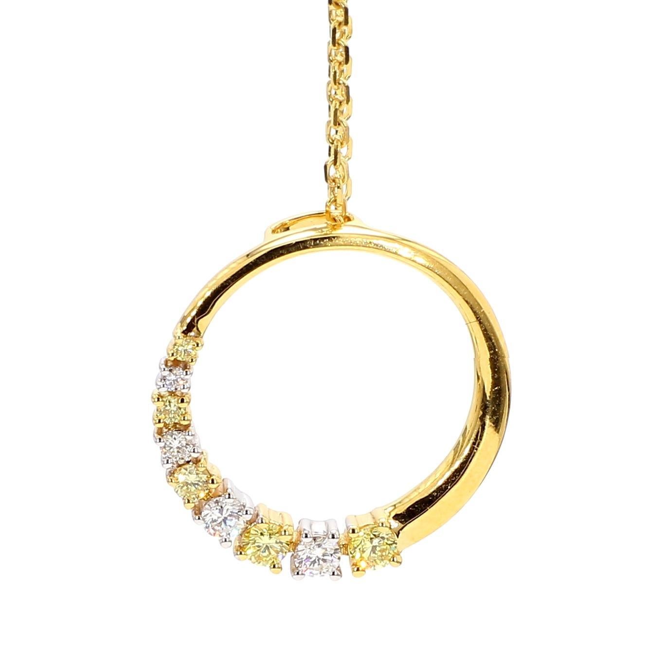 Il bellissimo ciondolo con diamante di RareGemworld. Montato in una splendida montatura in oro giallo e bianco 18 carati con un diamante giallo naturale rotondo e un diamante bianco naturale rotondo. Questo ciondolo è destinato a stupire e ad