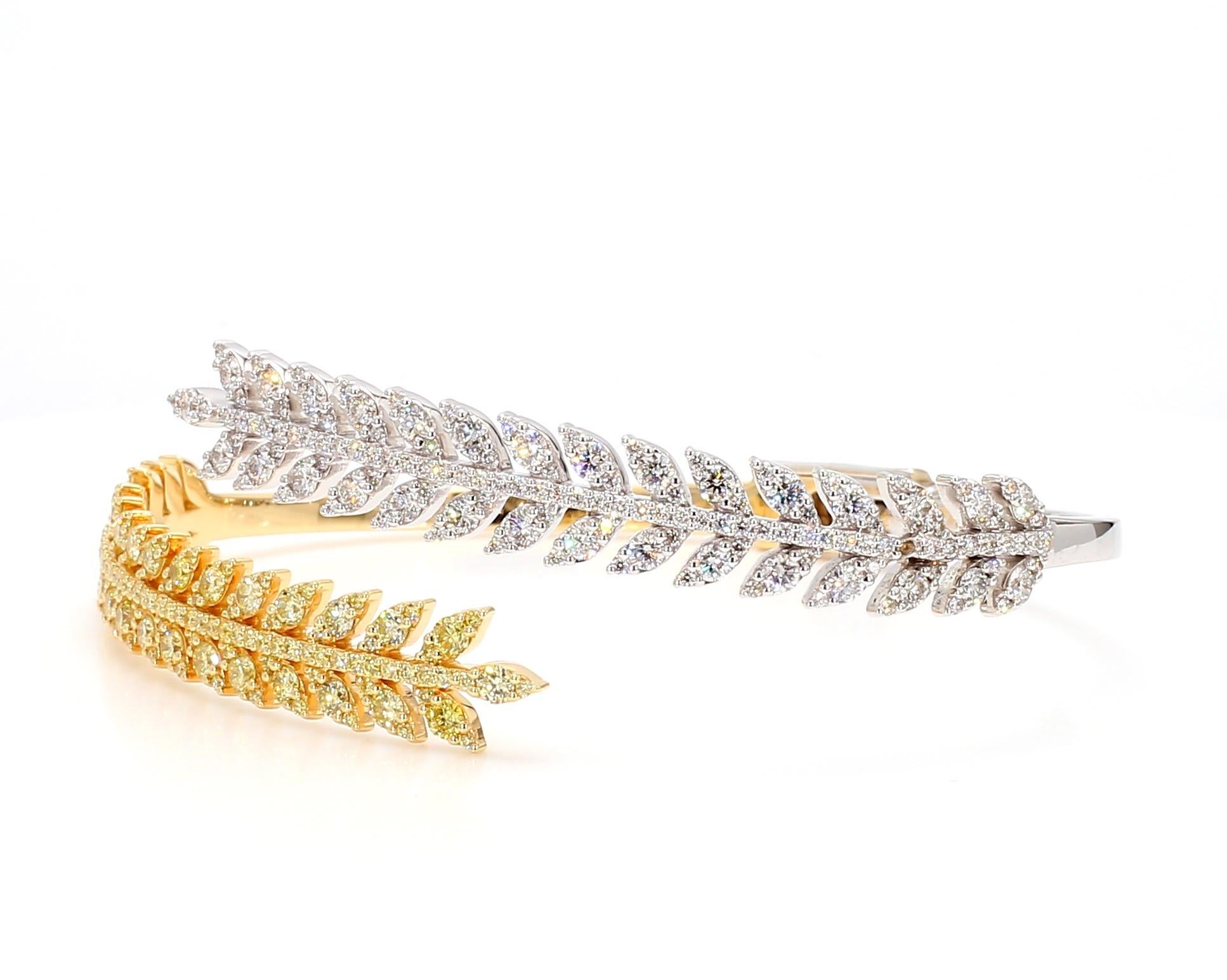 Le magnifique bracelet manchette en diamants de Raregemworld. Monté dans une belle monture en or jaune et blanc 18 carats avec une mêlée de diamants jaunes de taille ronde naturelle complétée par une mêlée de diamants blancs de taille ronde