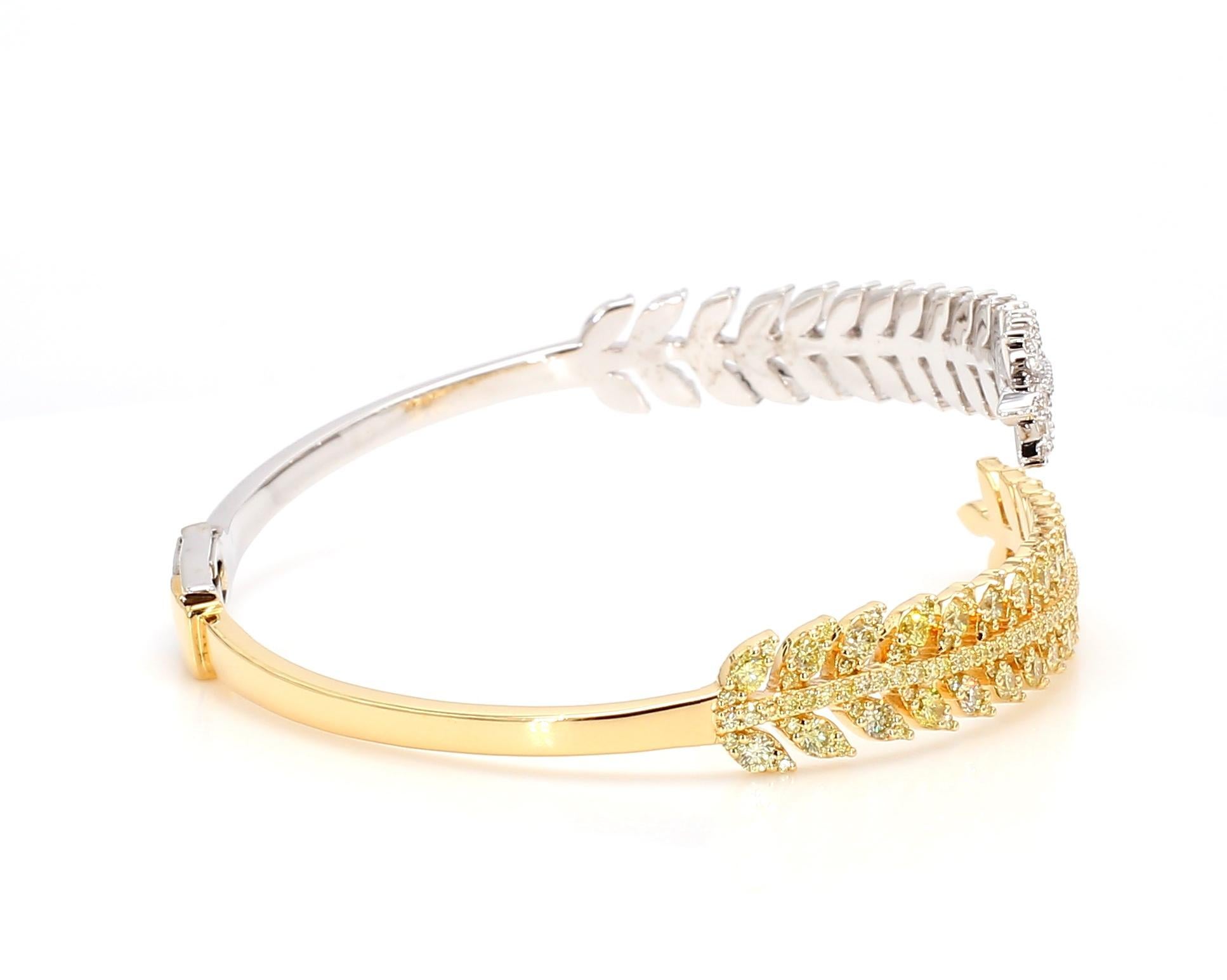 Contemporain Bracelet manchette en or jaune naturel et diamants blancs de 3.20 carats poids total en vente