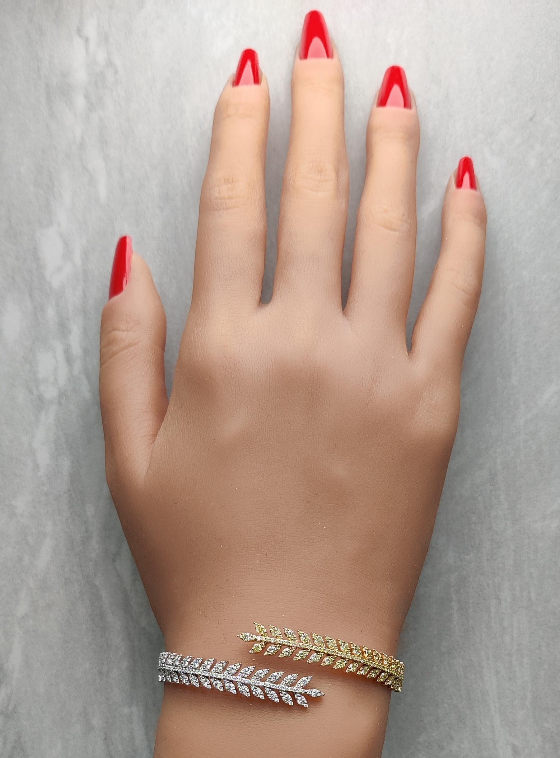 Bracelet manchette en or jaune naturel et diamants blancs de 3.20 carats poids total Neuf - En vente à New York, NY