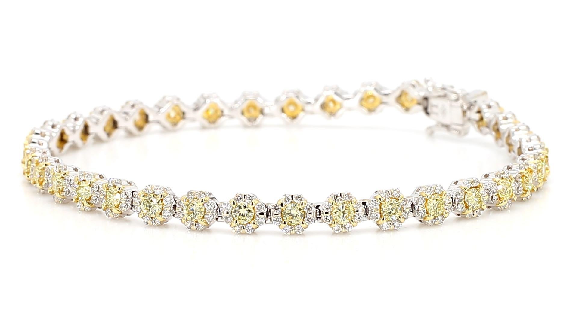 Preciosa pulsera de diamantes de RareGemWorld. Montada en un precioso engaste de oro amarillo y blanco de 18 quilates con melee de diamantes amarillos naturales de talla redonda complementada con melee de diamantes blancos naturales de talla