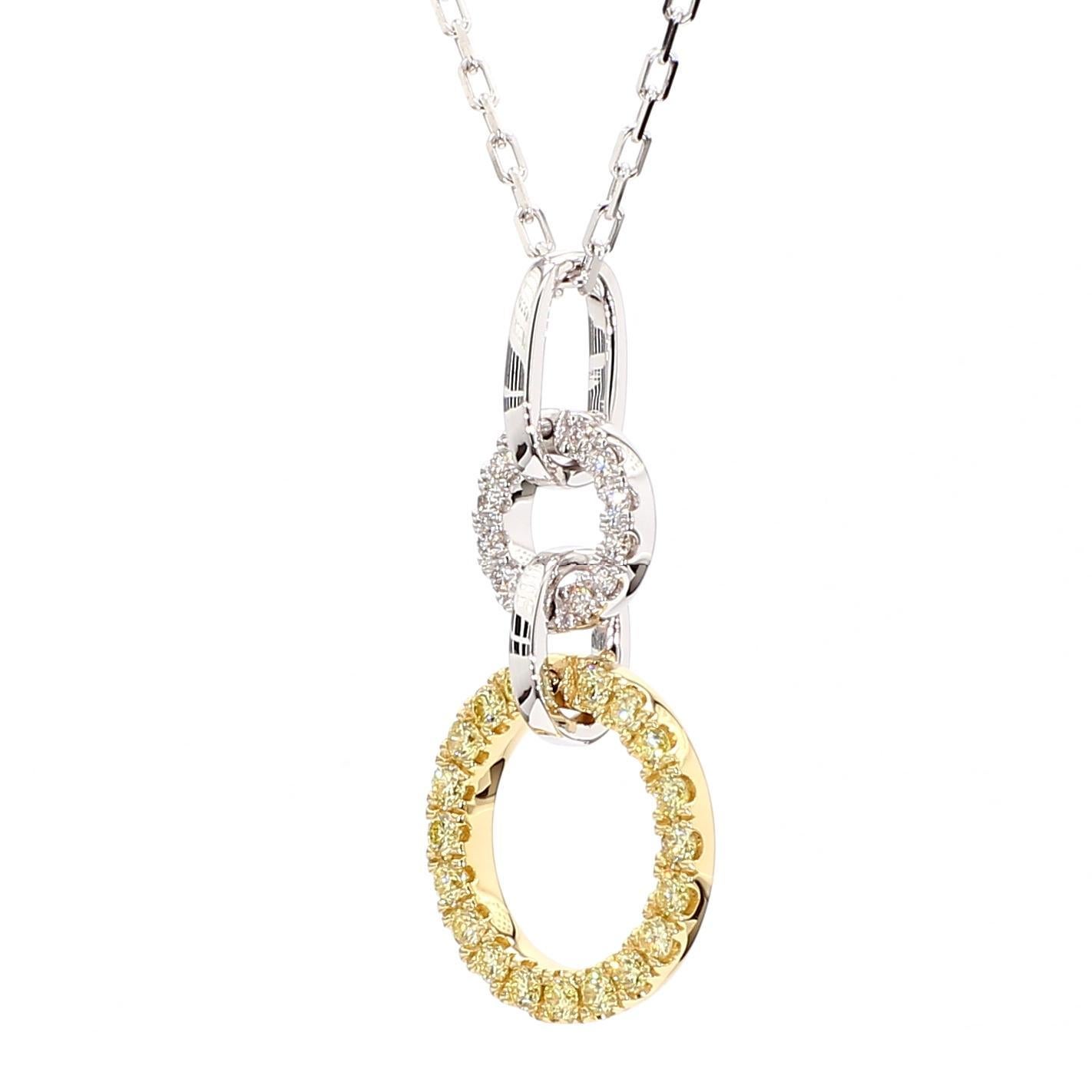 Le magnifique pendentif en diamant de Raregemworld. Montée dans une belle monture en or jaune et blanc 18 carats avec une mêlée de diamants jaunes ronds naturels complétée par une mêlée de diamants blancs ronds naturels. Ce pendentif est garanti