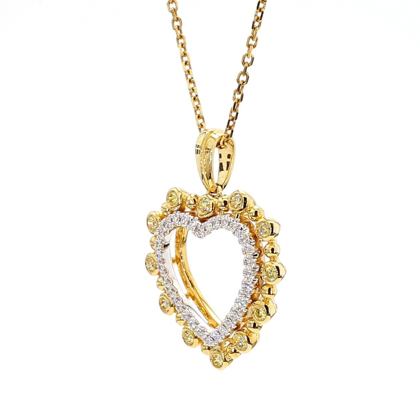 Le pendentif classique en diamant de Raregemworld. Montée dans une belle monture en or jaune et blanc 18 carats avec une mêlée de diamants jaunes ronds naturels complétée par une mêlée de diamants blancs ronds naturels. Ce pendentif est garanti pour