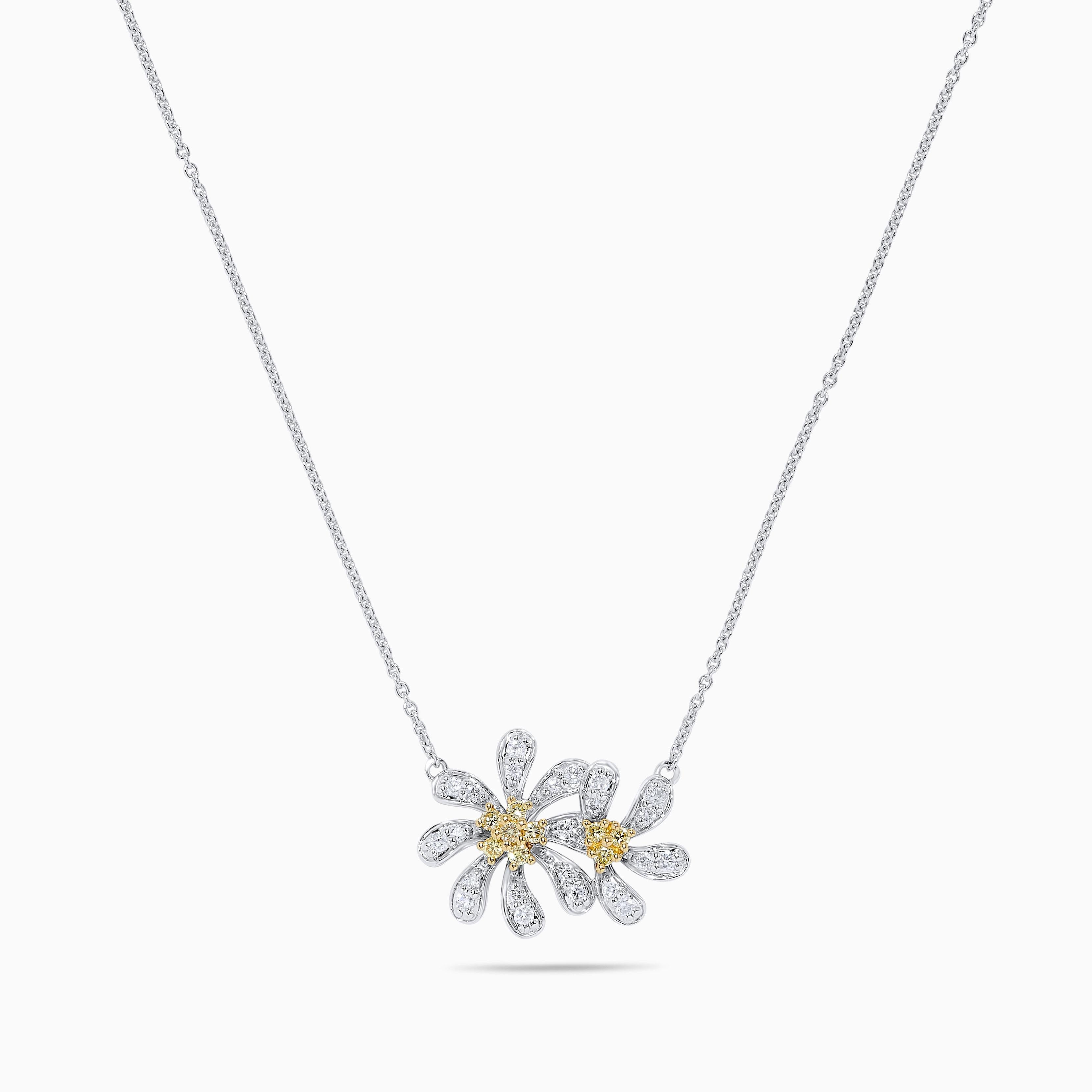 Le pendentif classique en diamant de Raregemworld. Montée dans une belle monture en or jaune et blanc 18 carats avec une mêlée de diamants jaunes ronds naturels complétée par une mêlée de diamants blancs ronds naturels. Ce pendentif est garanti pour