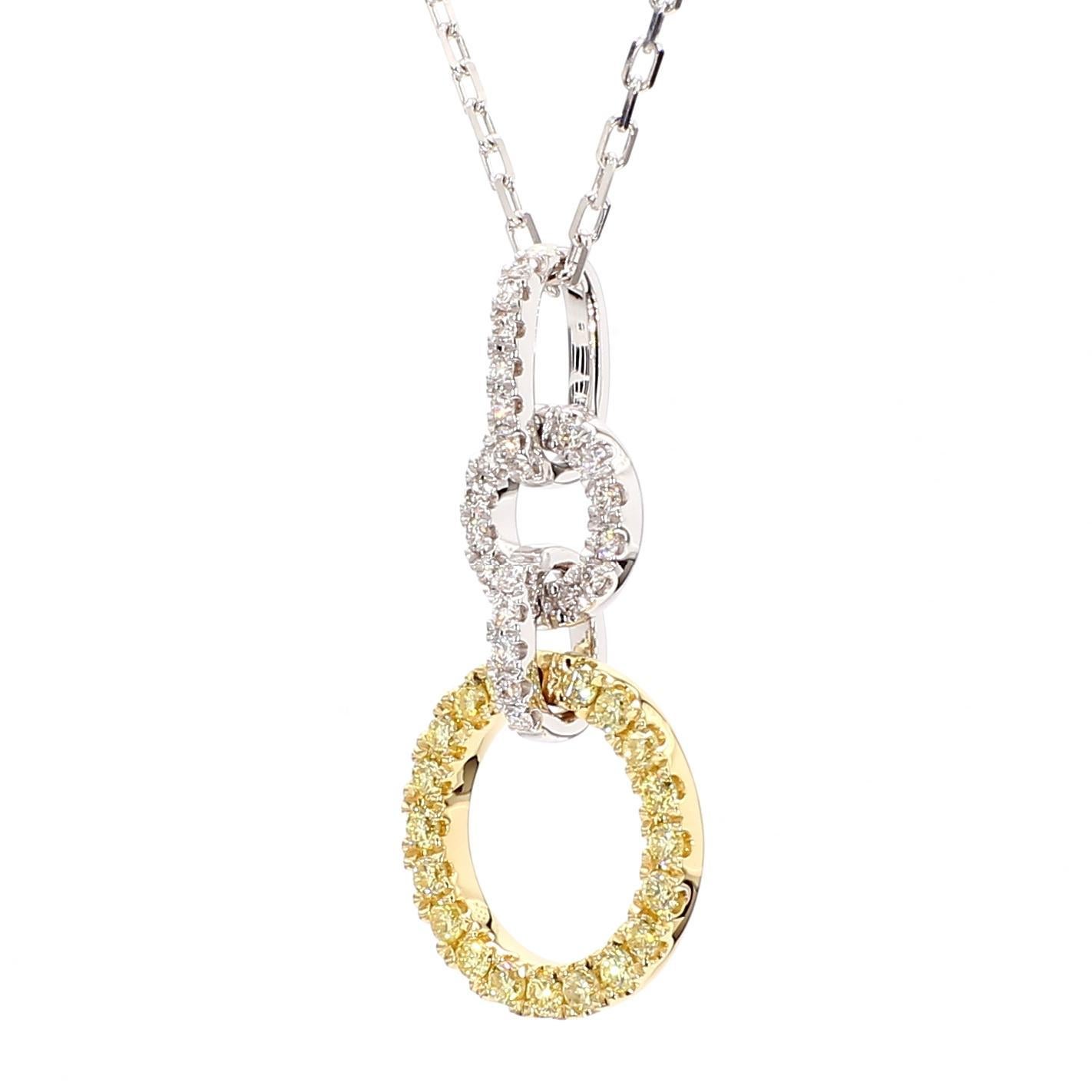 Le magnifique pendentif en diamant de Raregemworld. Montée dans une belle monture en or jaune et blanc 18 carats avec une mêlée de diamants jaunes ronds naturels complétée par une mêlée de diamants blancs ronds naturels. Ce pendentif est garanti