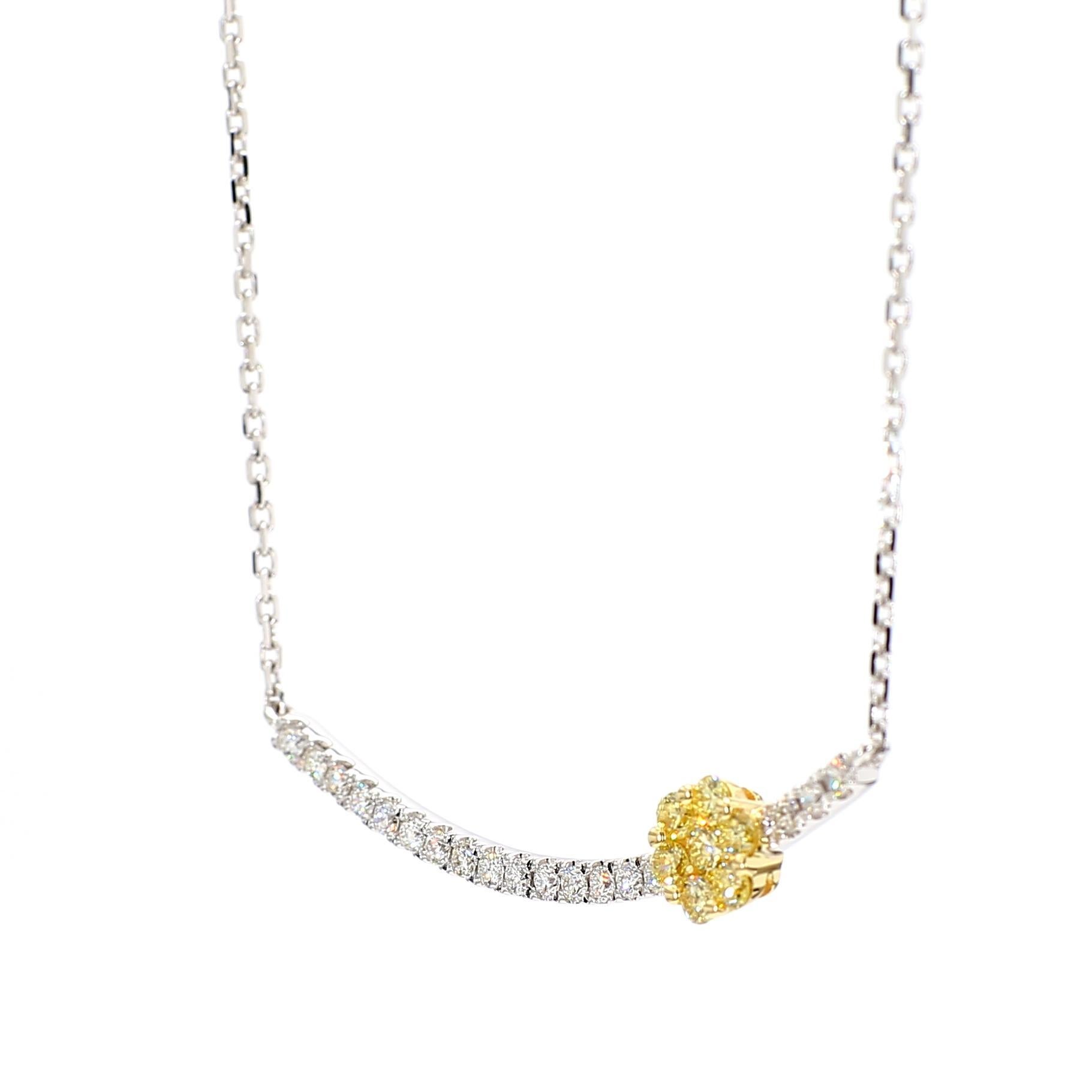 La bellissima collana di diamanti di RareGemworld. Montato in una splendida montatura in oro giallo e bianco 18 carati con un diamante giallo naturale rotondo e un diamante bianco naturale rotondo. Questo ciondolo è destinato a stupire e ad