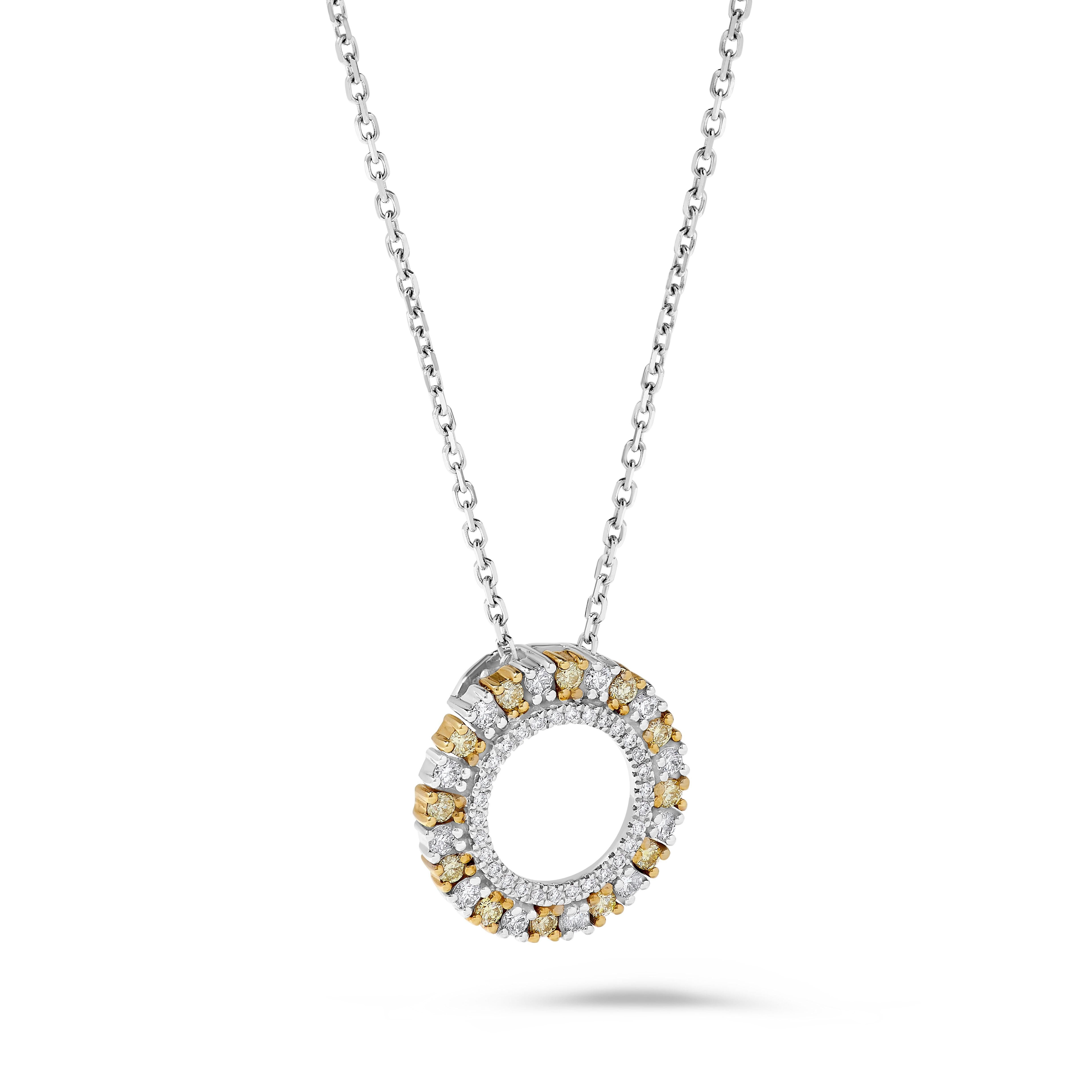 Le magnifique pendentif en diamant de Raregemworld. Montée dans une belle monture en or jaune et blanc 18 carats avec une mêlée de diamants jaunes ronds naturels complétée par une mêlée de diamants blancs ronds naturels. Ce pendentif est garanti