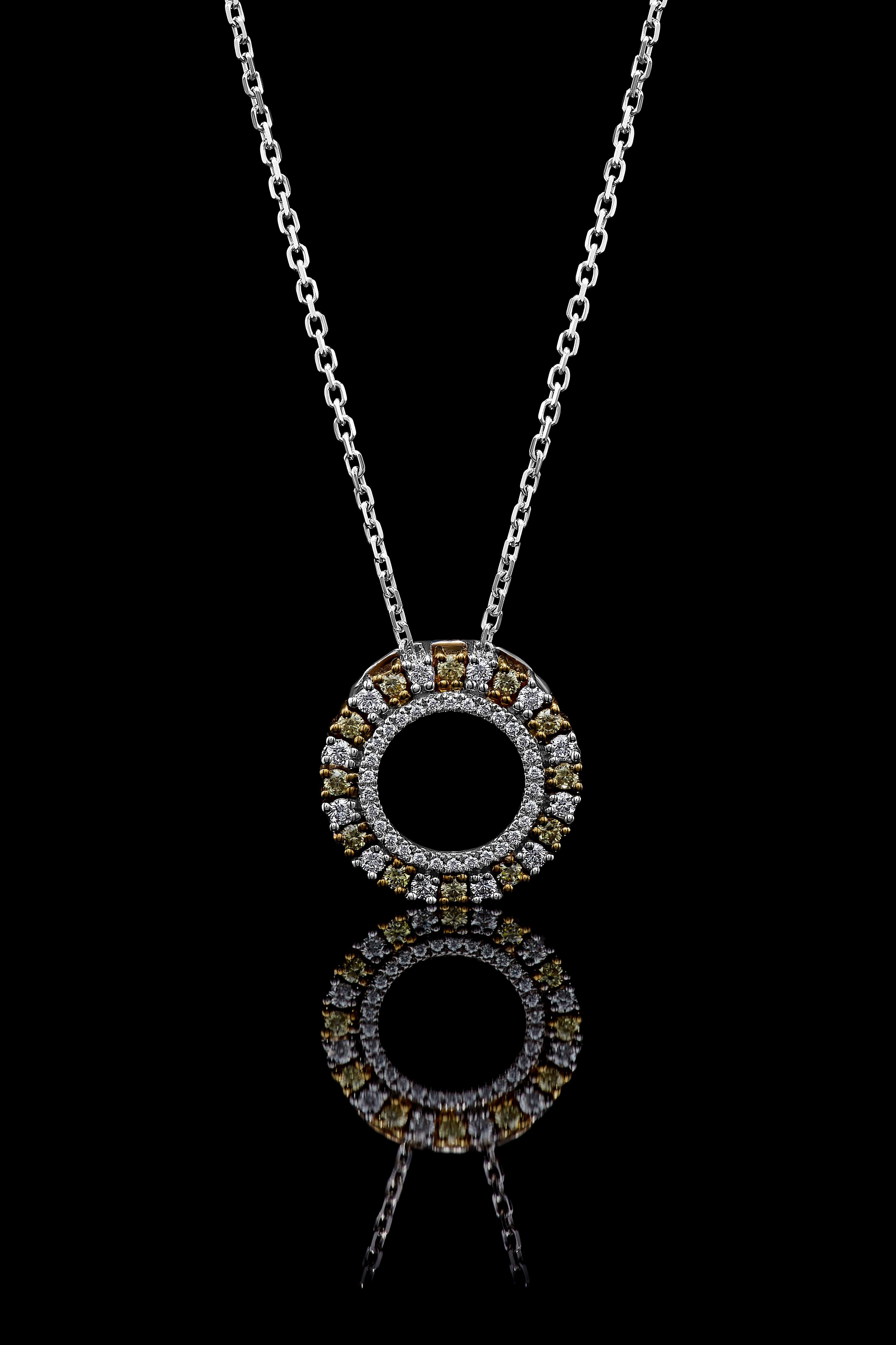 Contemporain Pendentif en or avec diamant rond jaune naturel et diamant blanc de 52 carat TW en vente