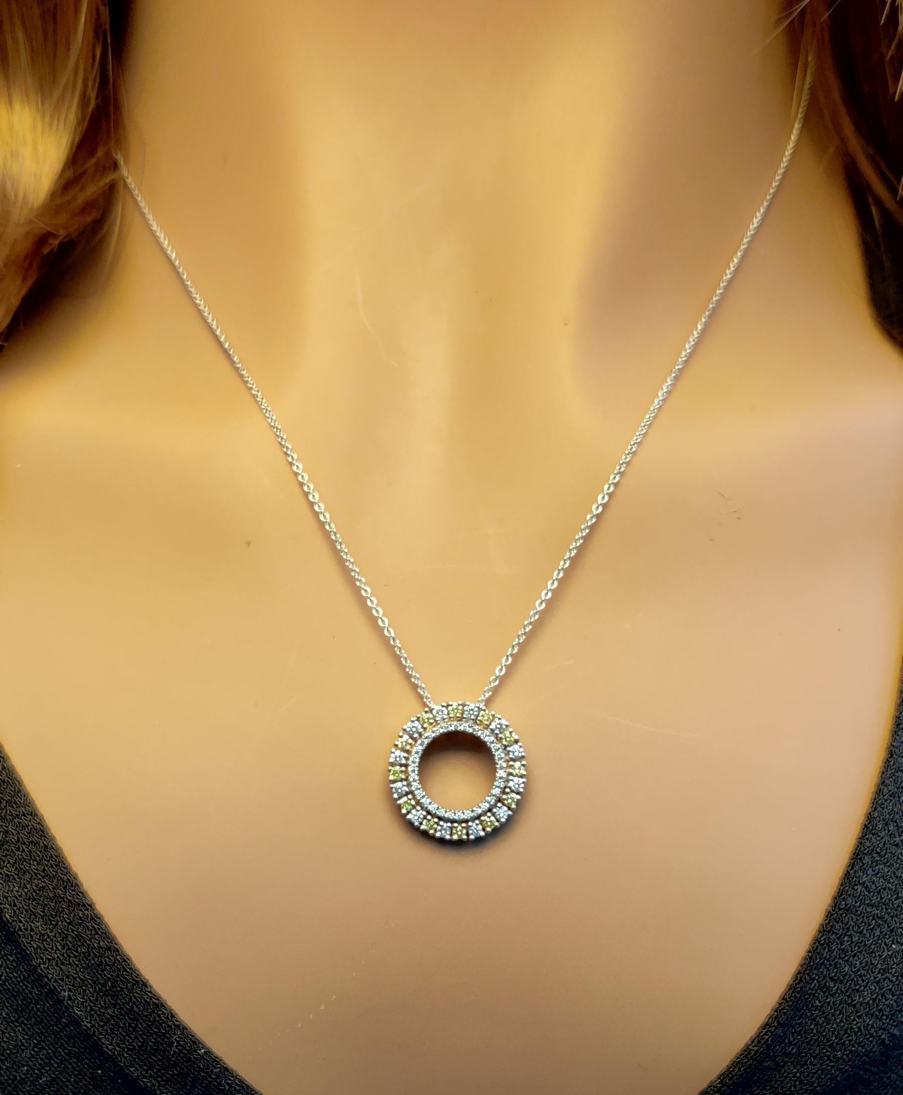 Taille ronde Pendentif en or avec diamant rond jaune naturel et diamant blanc de 52 carat TW en vente