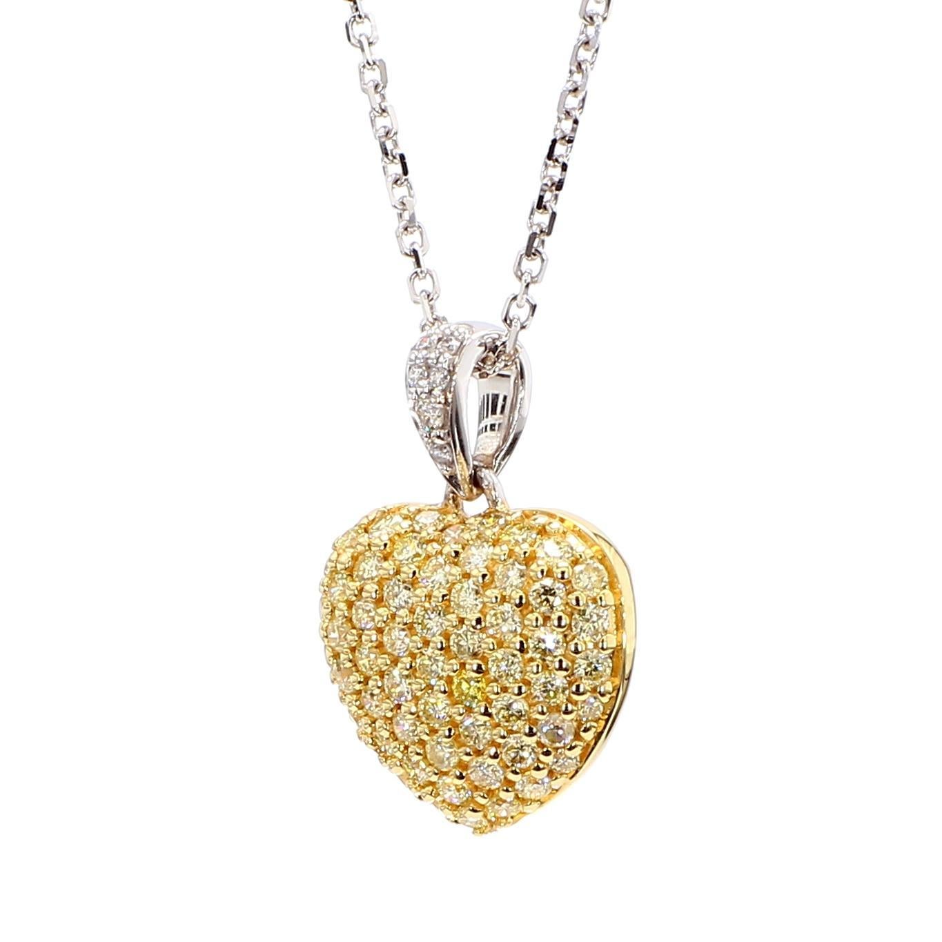 Le magnifique pendentif en diamant de Raregemworld. Montée dans une belle monture en or jaune et blanc 18 carats avec une mêlée de diamants jaunes ronds naturels complétée par une mêlée de diamants blancs ronds naturels. Ce pendentif est garanti