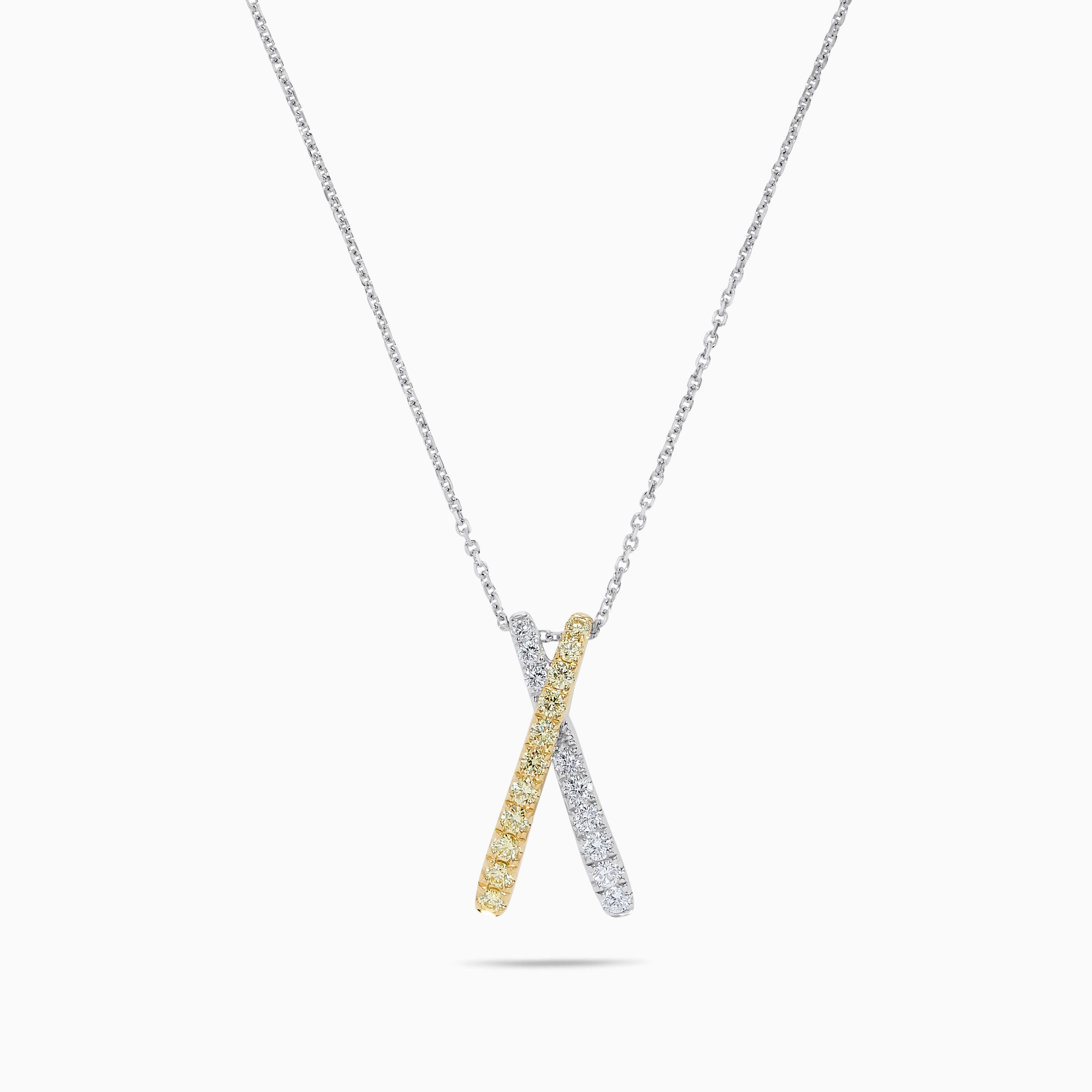 Le magnifique collier de diamants de Raregemworld. Montée dans une belle monture en or jaune et blanc 18 carats avec une mêlée de diamants jaunes ronds naturels complétée par une mêlée de diamants blancs ronds naturels. Ce collier ne manquera pas