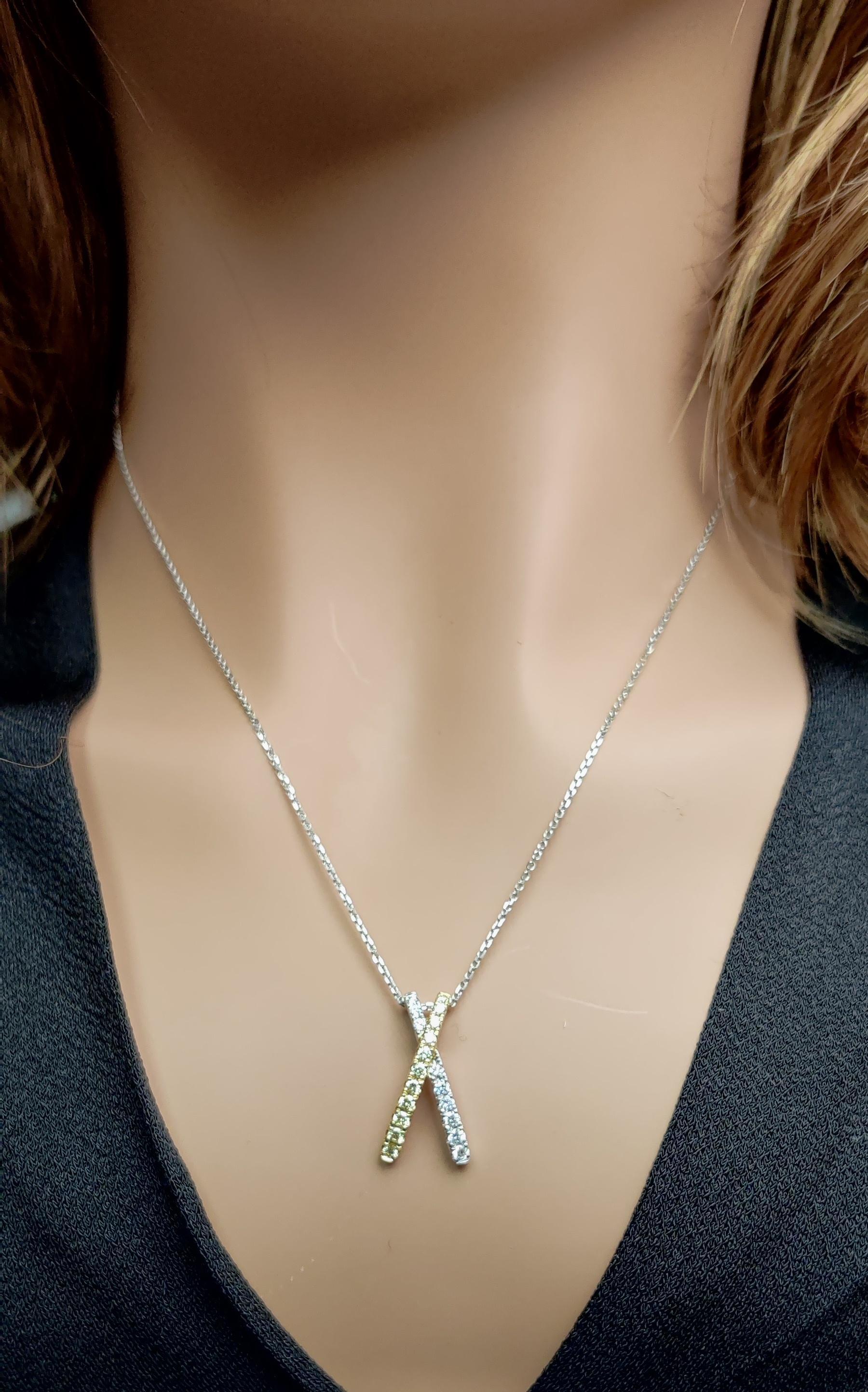 Taille ronde Pendentif en or avec diamant rond jaune naturel et diamant blanc de 56 carat TW en vente