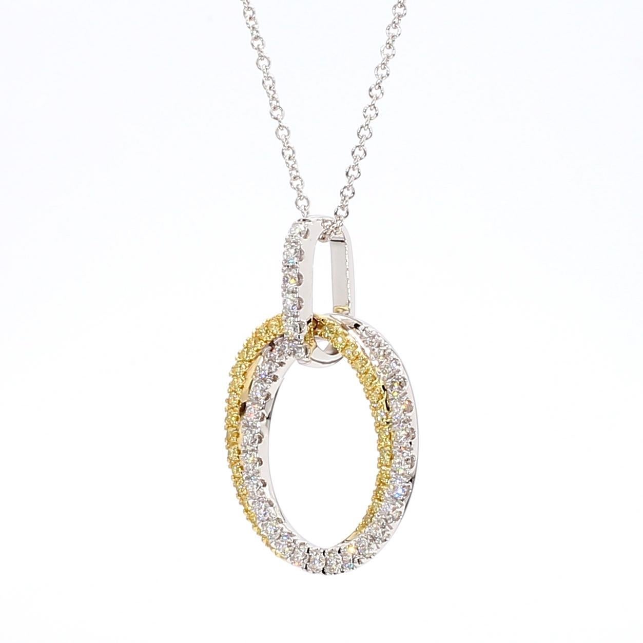 Le magnifique pendentif en diamant de Raregemworld. Montée dans une belle monture en or jaune et blanc 18 carats avec une mêlée de diamants jaunes ronds naturels complétée par une mêlée de diamants blancs ronds naturels. Ce pendentif est garanti