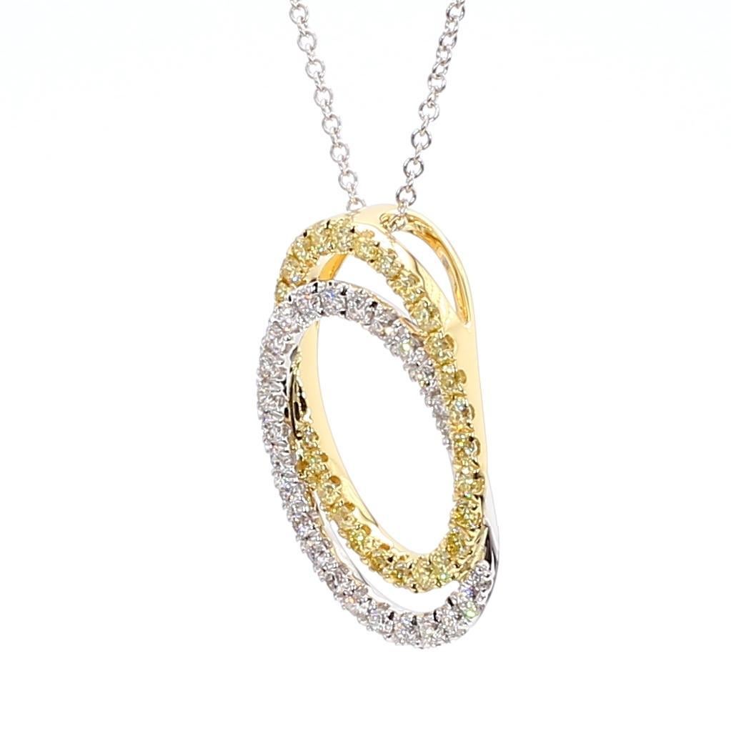 Le pendentif classique en diamant de Raregemworld. Montée dans une belle monture en or jaune et blanc 18 carats avec une mêlée de diamants jaunes ronds naturels complétée par une mêlée de diamants blancs ronds naturels. Ce pendentif est garanti pour