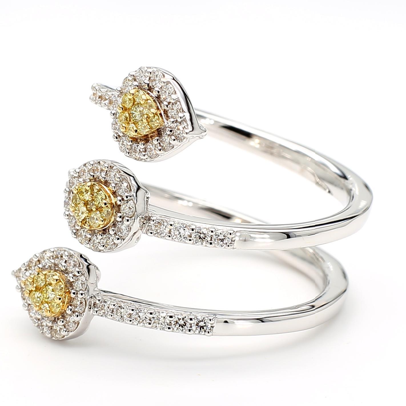 Precioso anillo de diamantes de RareGemWorld. Montada en un precioso engaste de oro amarillo y blanco de 18 quilates con melee de diamantes amarillos redondos naturales complementada con melee de diamantes blancos redondos naturales. Este anillo