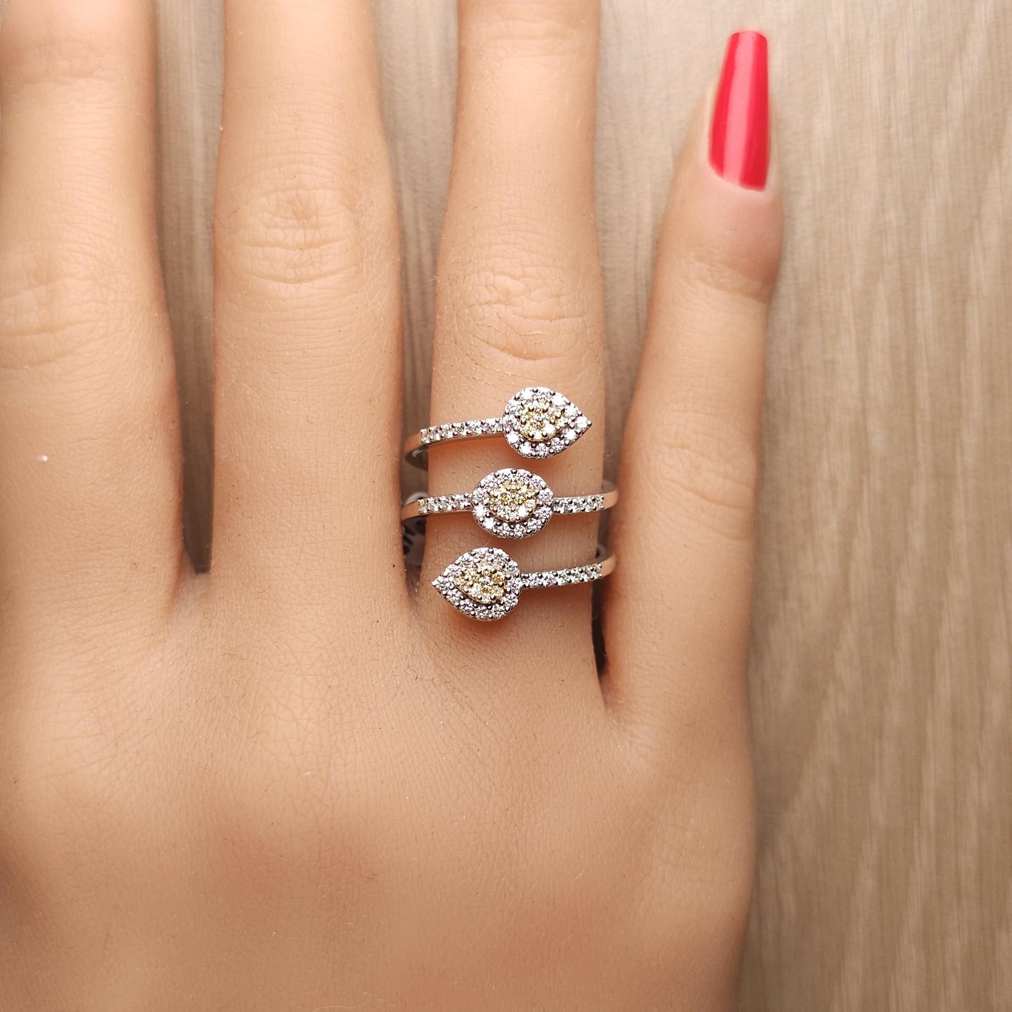 Anillo de cóctel de oro amarillo natural redondo y diamante blanco de 68 quilates TW en Nuevo estado para la venta en New York, NY