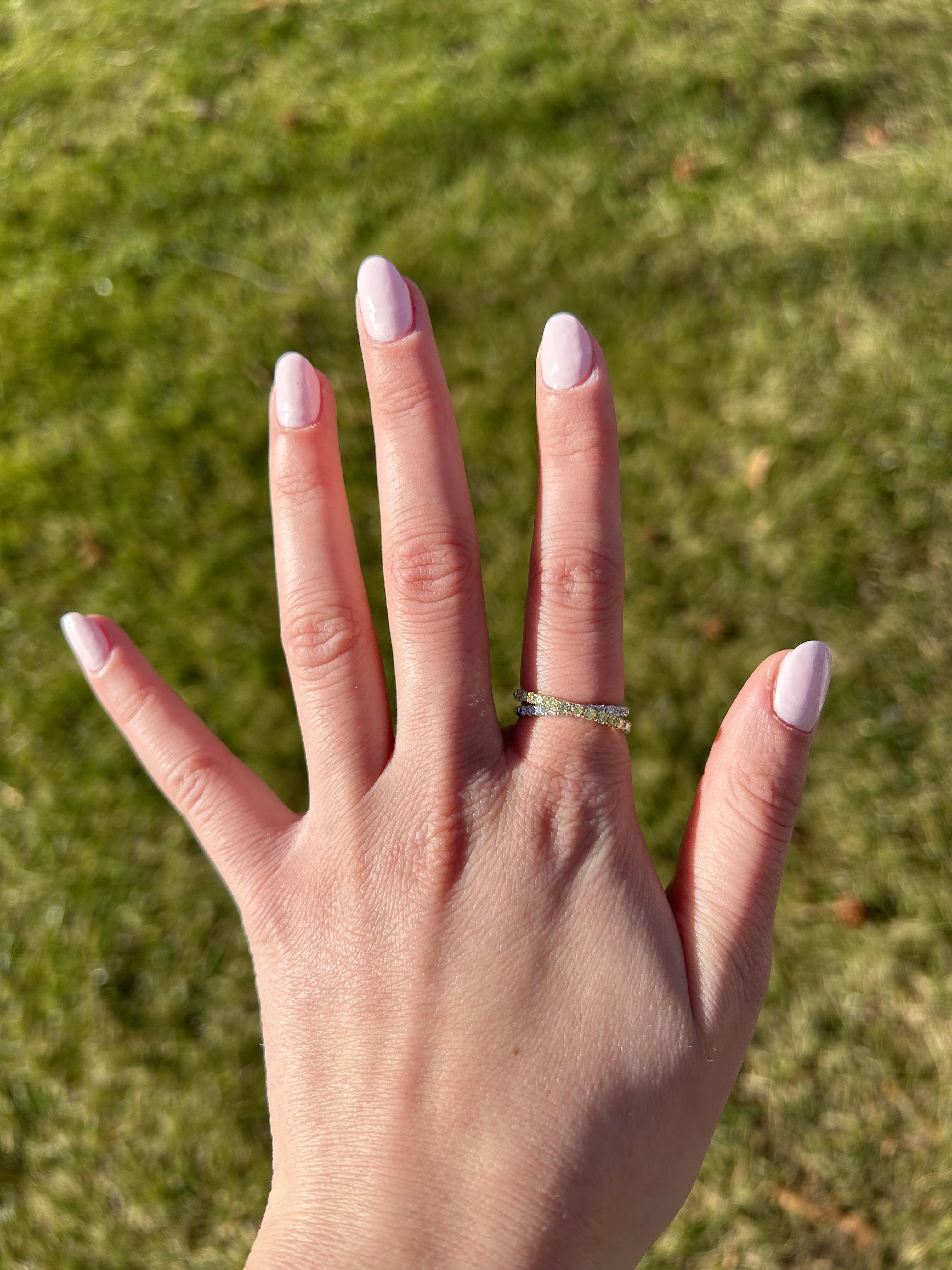 Alliance en or jaune naturelle avec diamant blanc et rond de 71 carat TW Neuf - En vente à New York, NY