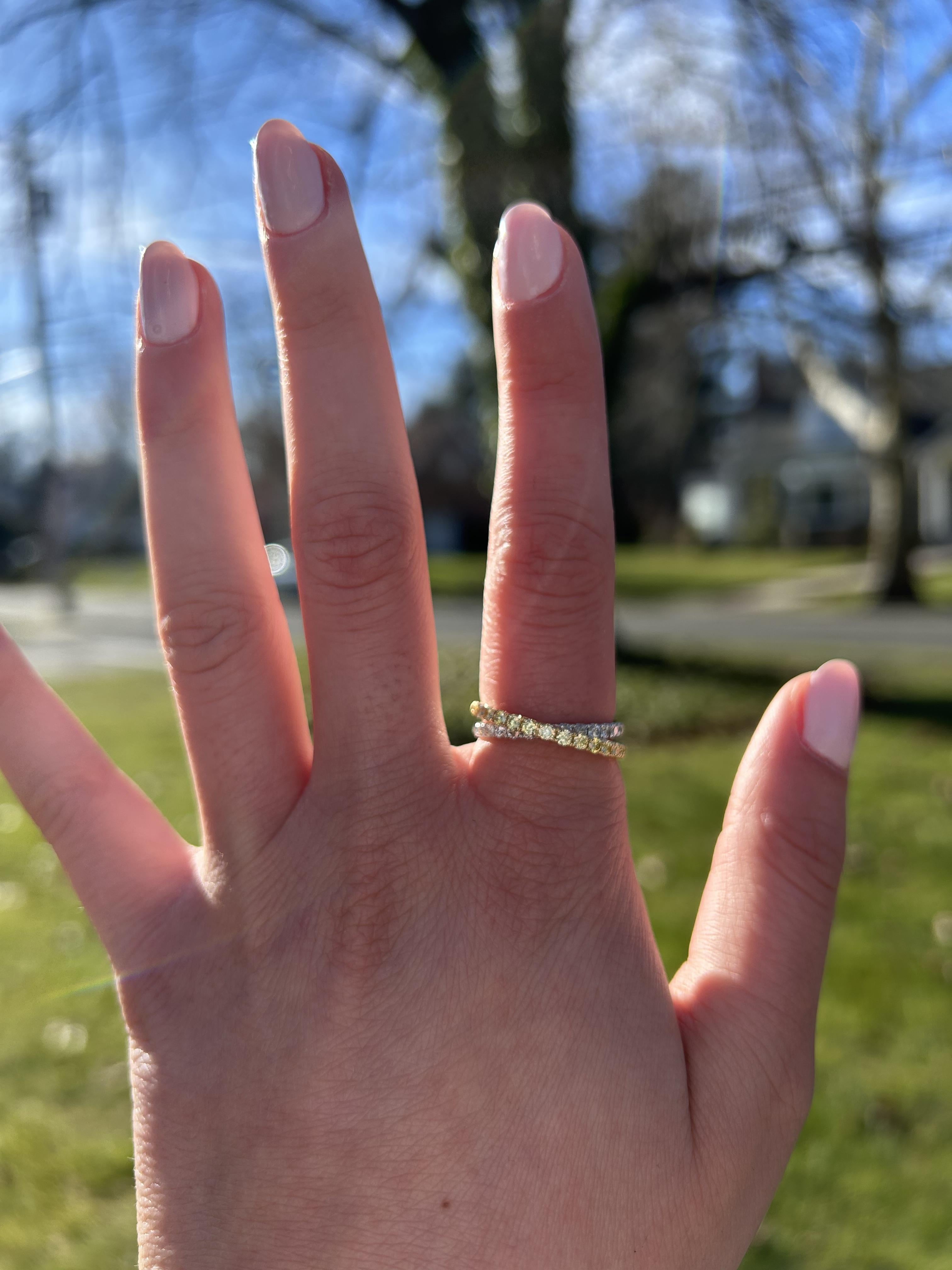 Alliance en or jaune naturelle avec diamant blanc et rond de 71 carat TW Pour femmes en vente
