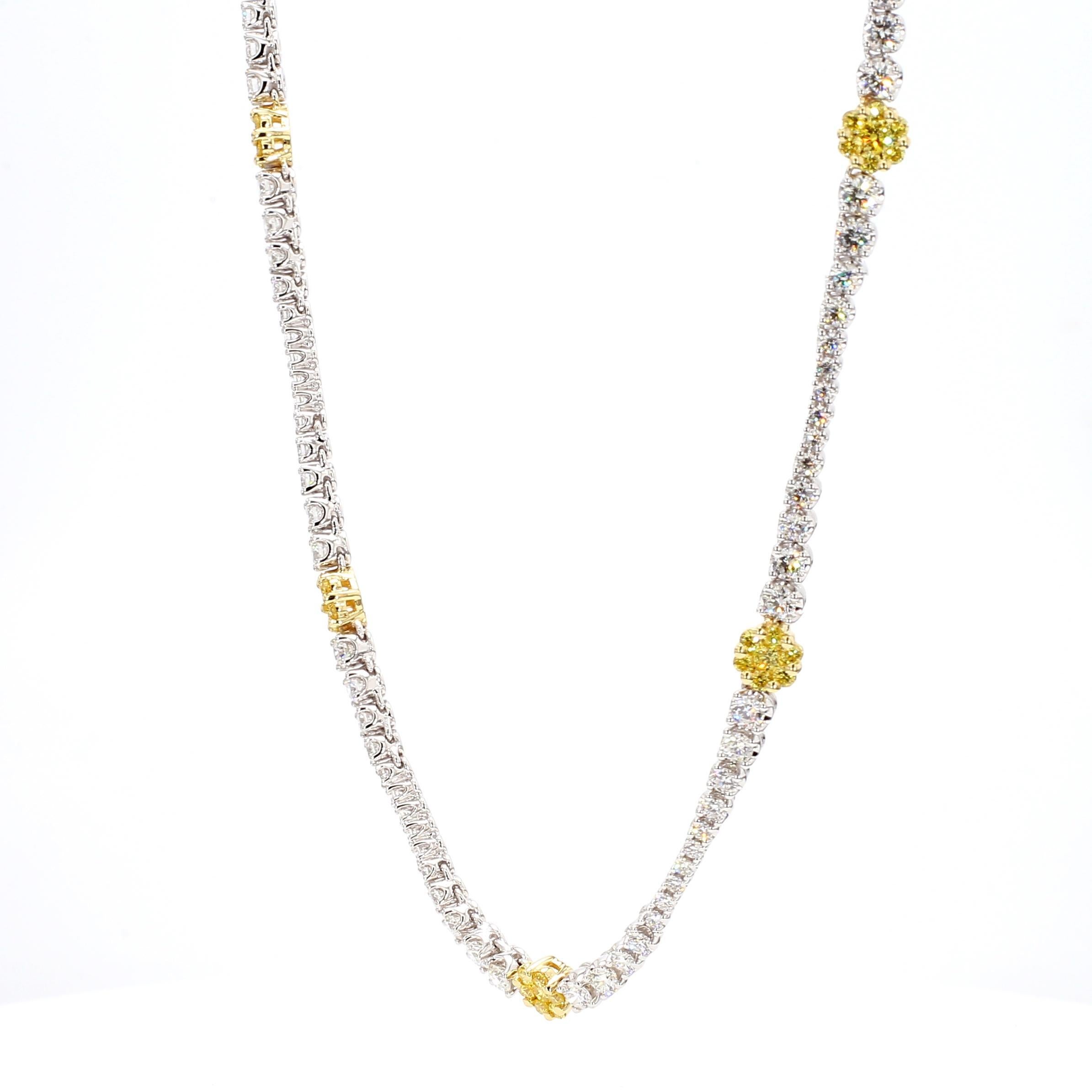 Le magnifique collier de diamants de Raregemworld. Montée dans une belle monture en or jaune et blanc 18 carats avec une mêlée de diamants jaunes ronds naturels complétée par une mêlée de diamants blancs ronds naturels. Ce collier ne manquera pas