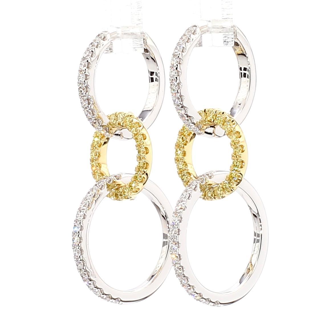 Les magnifiques boucles d'oreilles en diamant de Raregemworld. Monté dans une belle monture en or jaune et blanc 18 carats avec des diamants jaunes de taille ronde naturelle complétés par des diamants blancs de taille ronde naturelle. Ces boucles