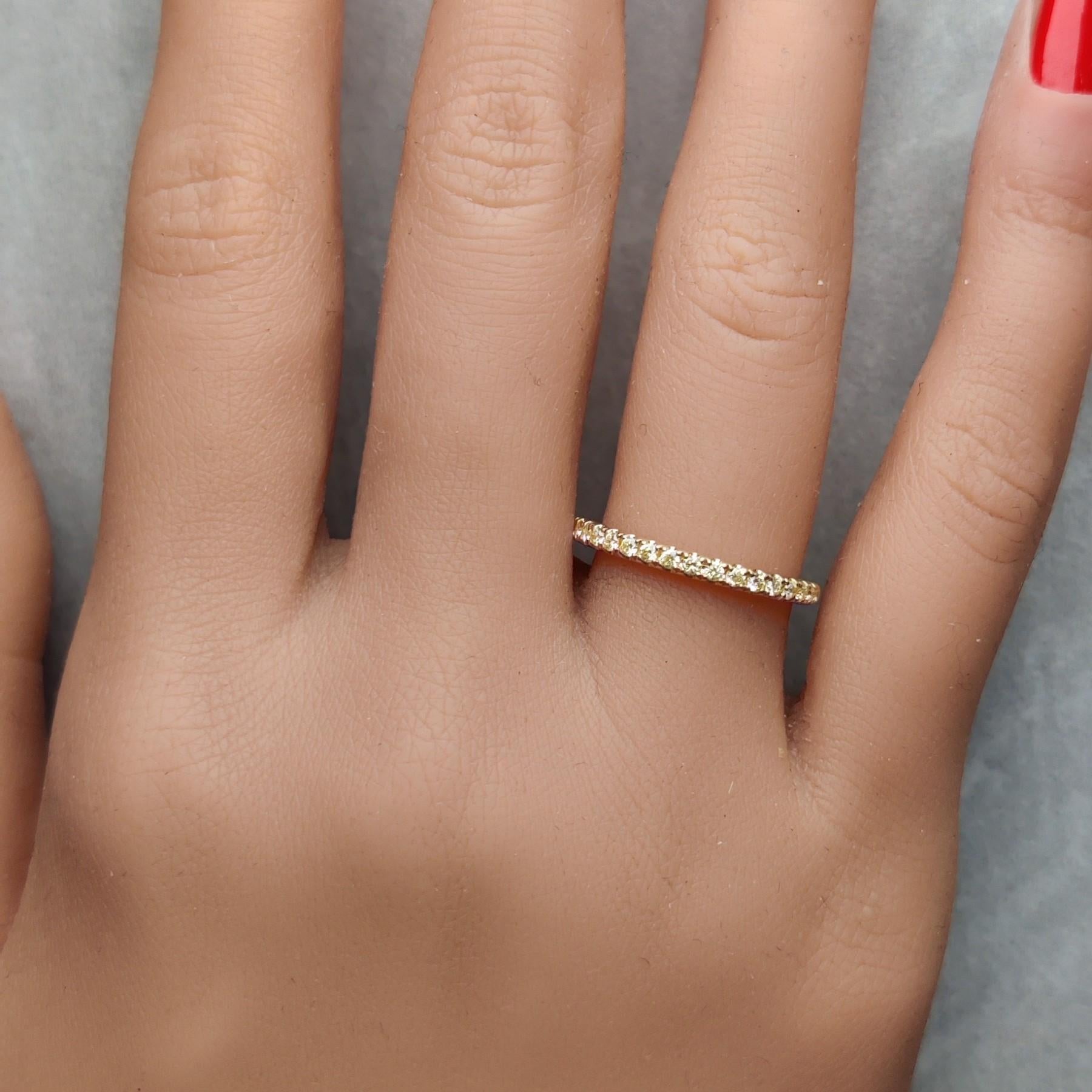 Alliance en or jaune naturel avec diamants ronds jaunes de 0.35 carats poids total Neuf - En vente à New York, NY