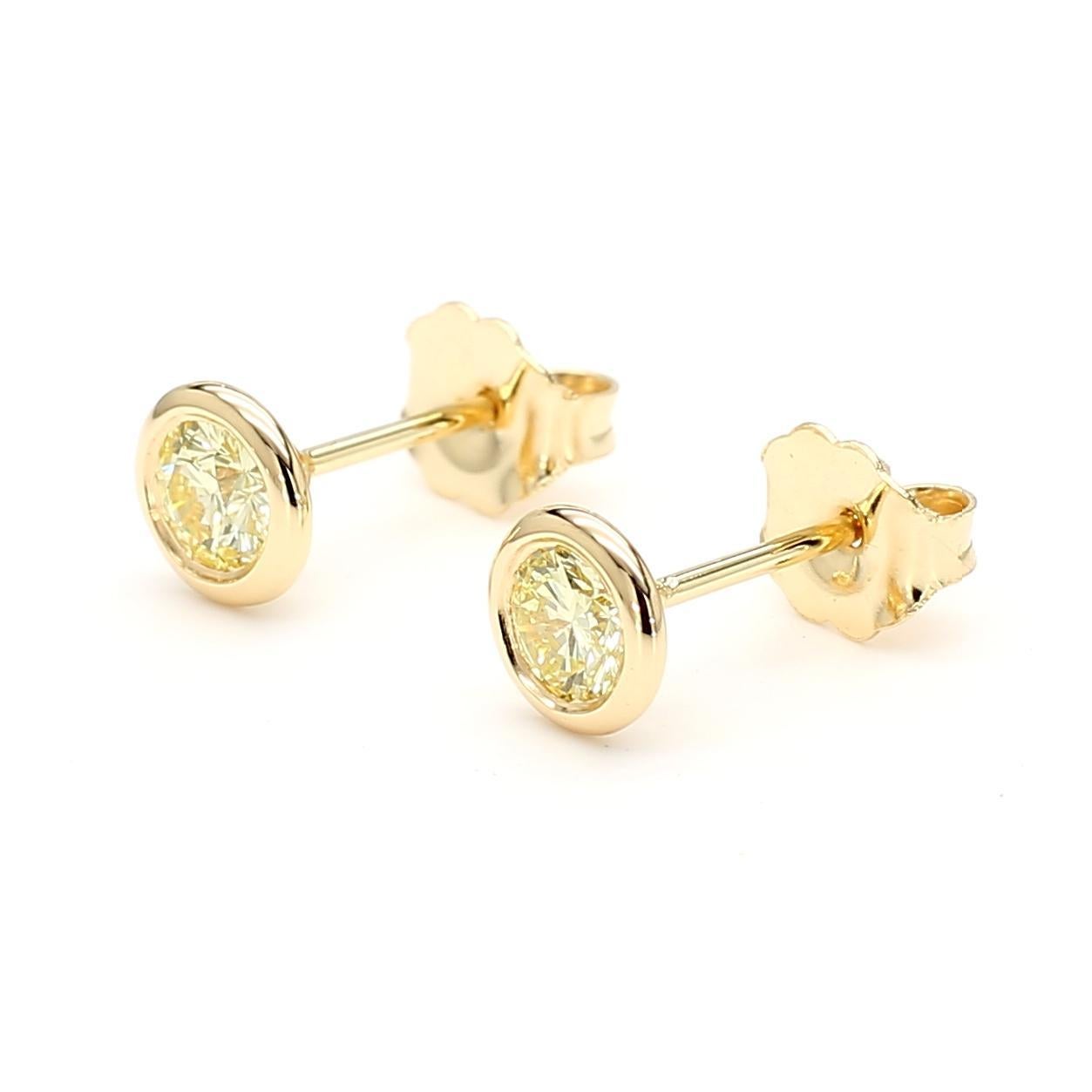 I bellissimi orecchini di diamanti di RareGemworld. Montato in una splendida montatura in oro giallo 18 carati con diamanti gialli naturali a taglio rotondo. Questi orecchini sono garantiti per stupire e arricchire la tua collezione personale!

Peso
