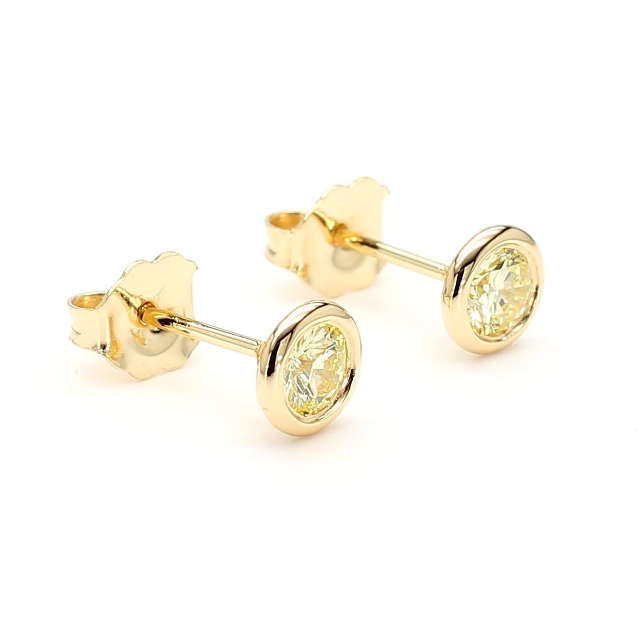 Taglio rotondo Orecchini con diamante giallo naturale rotondo da 0.41 carati TW in oro giallo in vendita