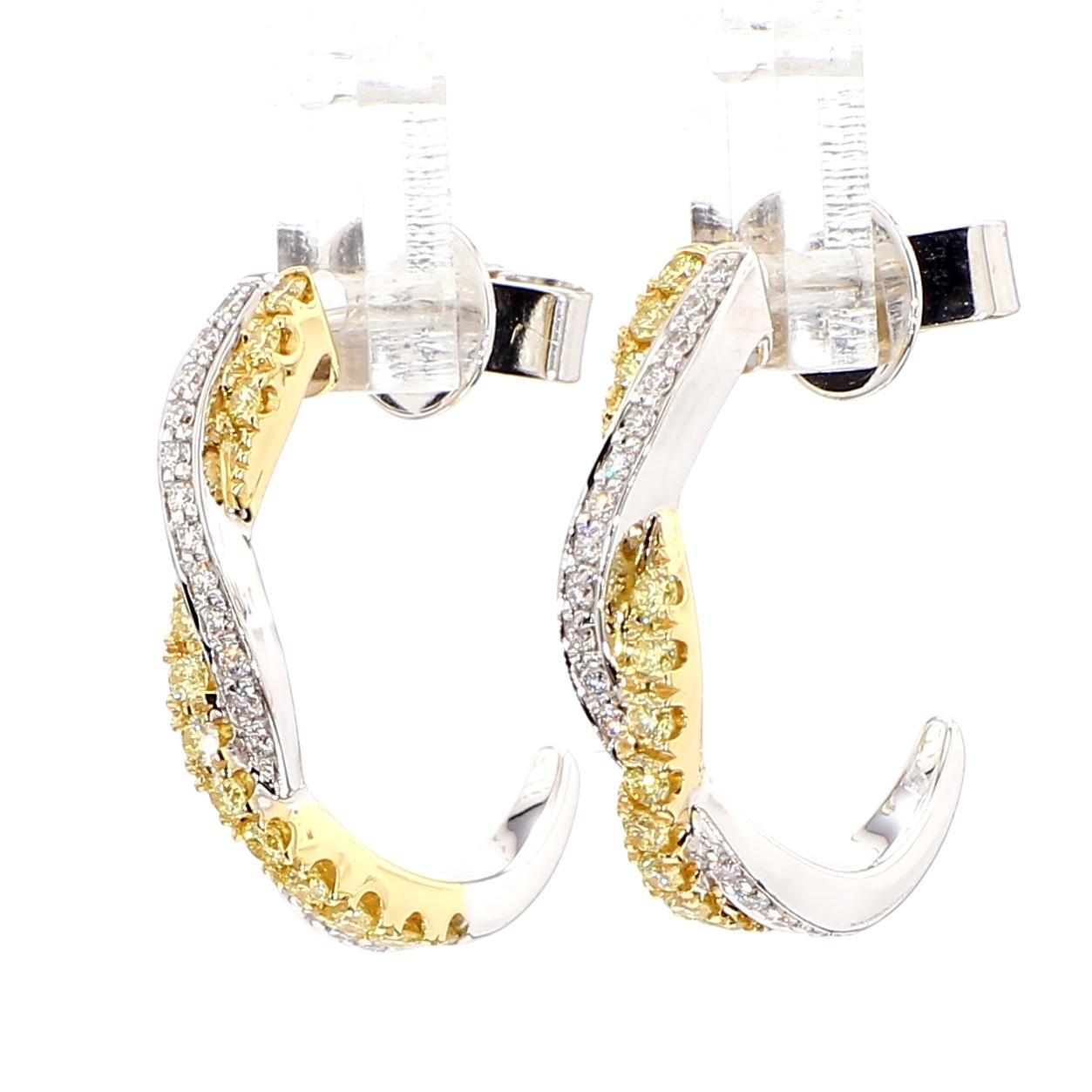 Les magnifiques boucles d'oreilles en diamant de Raregemworld. Montée dans une belle monture en or jaune et blanc 18 carats avec des diamants jaunes de taille ronde naturelle complétés par des diamants blancs ronds en mêlée. Ces boucles d'oreilles