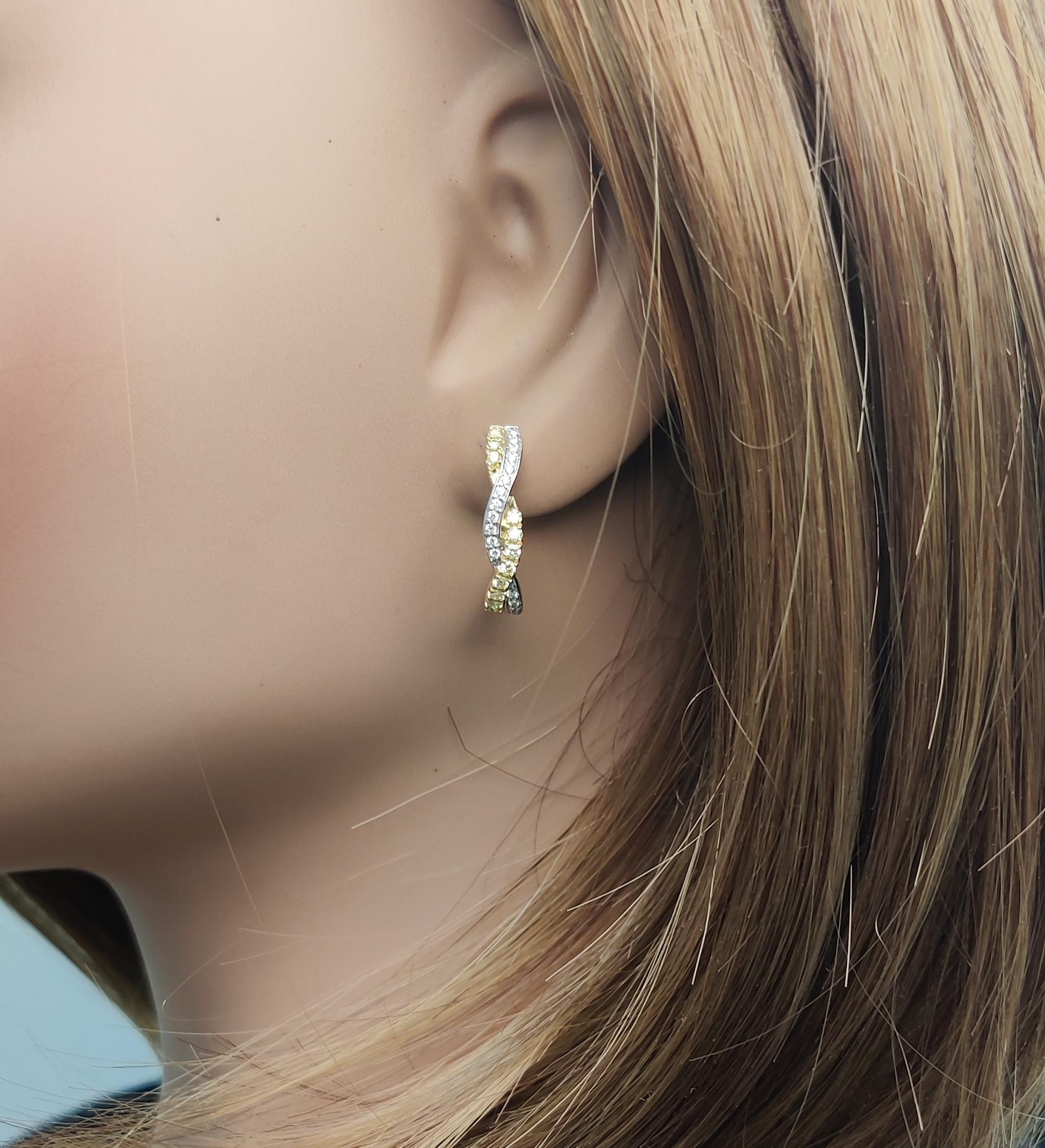 Pendants d'oreilles en or jaune naturel avec diamants ronds de 0,49 carat poids total Neuf - En vente à New York, NY